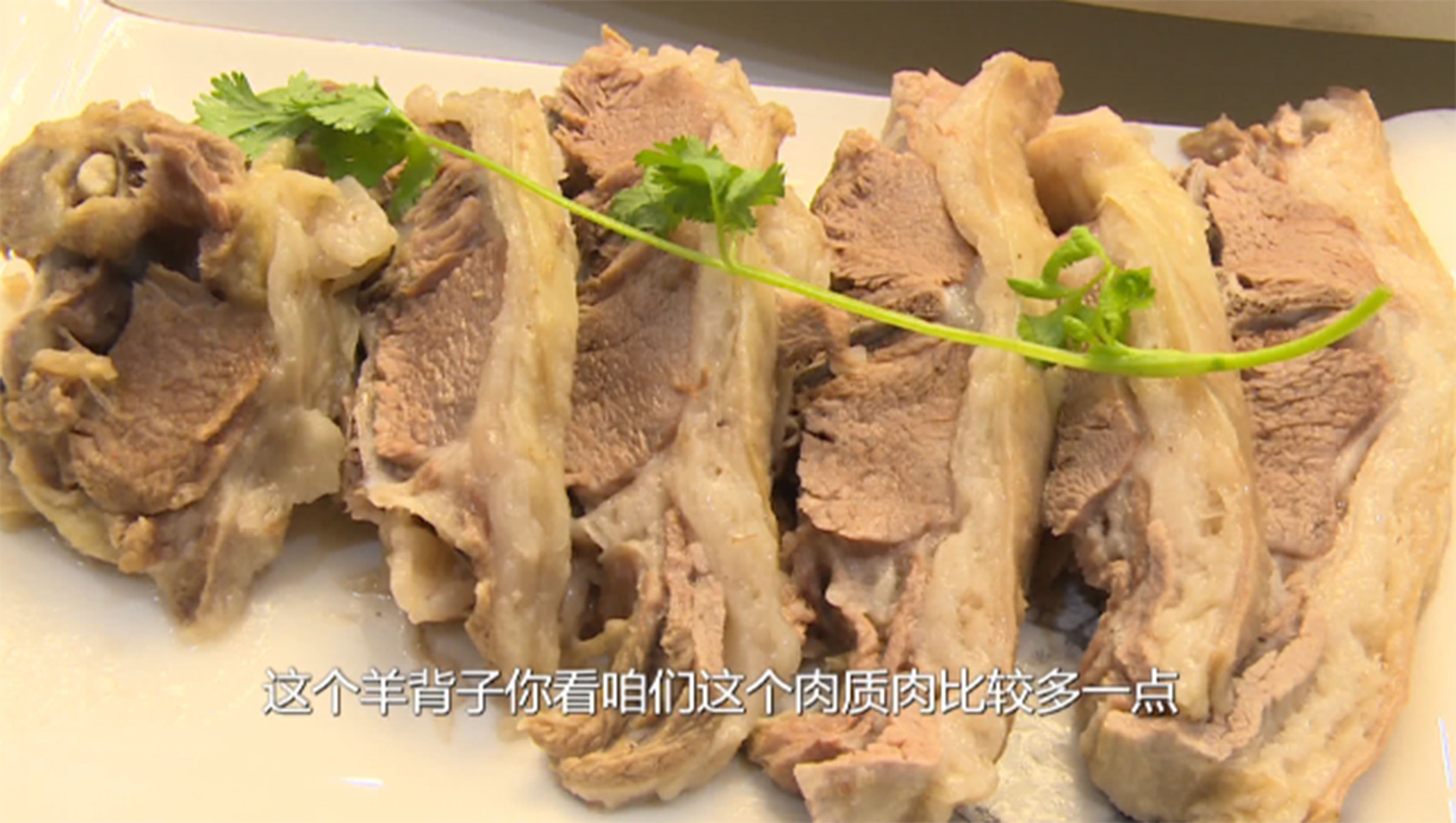 羊肉吃法颇多，但甘肃的这道“手抓”，隔着屏幕都让人直咽口水！