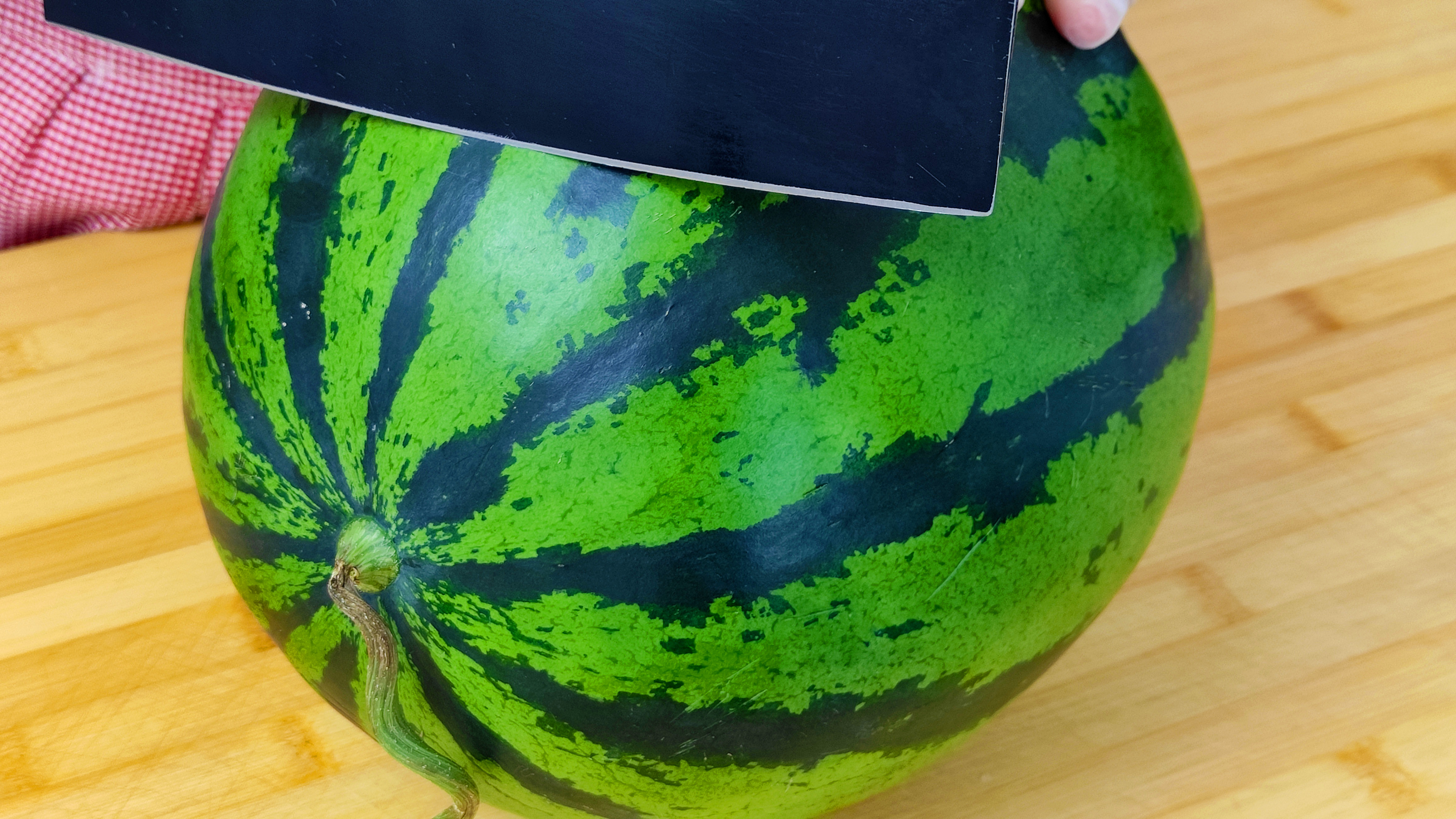 西瓜学会这样切,不脏手不流汁,简单实用又好看,招待客人有面子