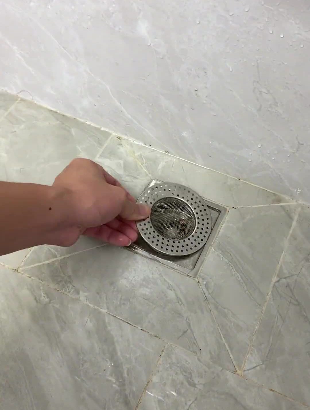 浴室下水口经常被堵住,可以用这种网状的地漏盖-度小视