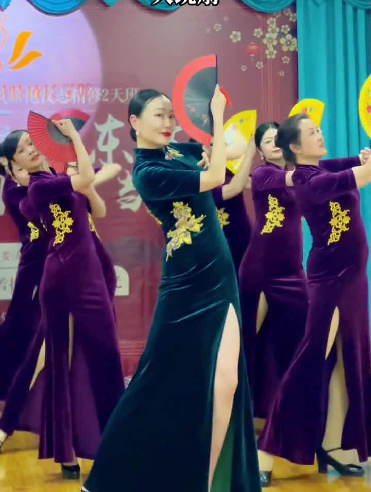 你们说了算!旗袍折扇造型组合来