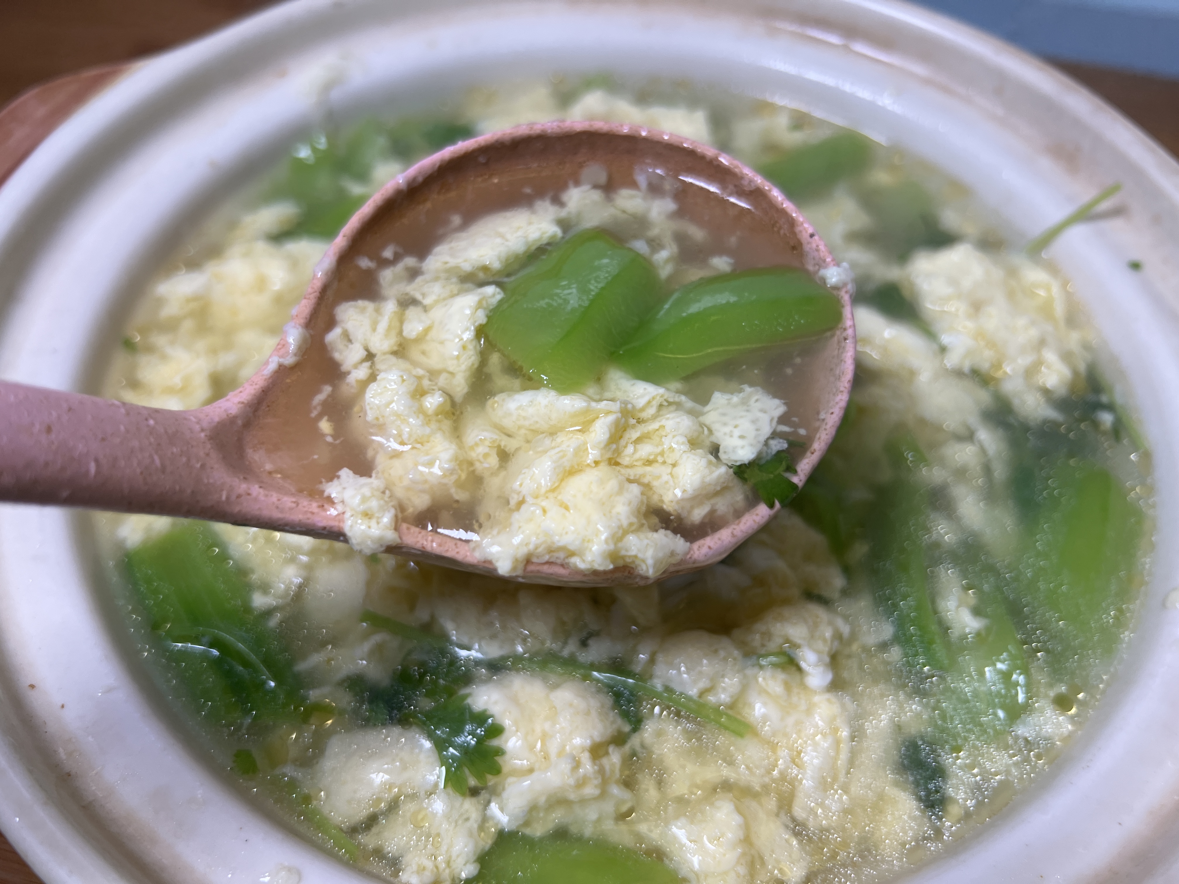 丝瓜和鸡蛋做美味的丝瓜鸡蛋汤,鸡蛋嫩滑,丝瓜开胃解腻,超好喝