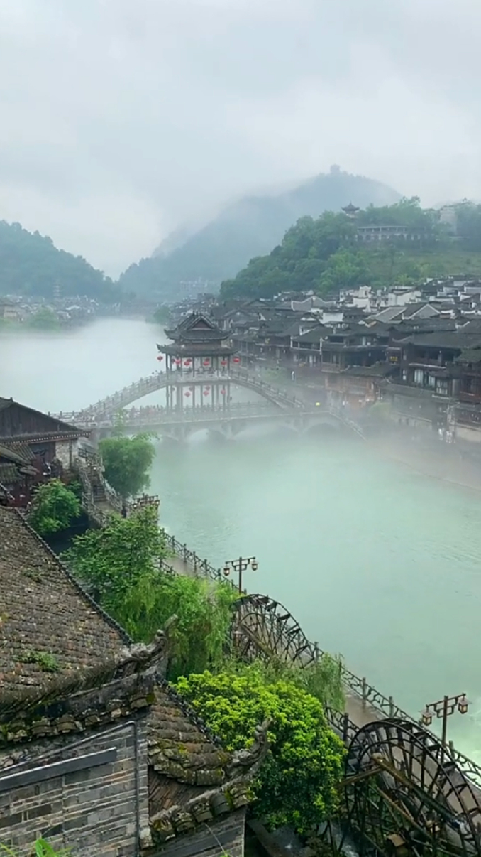 清晨的古城太美了,湘西凤凰古城的早晨-度小视