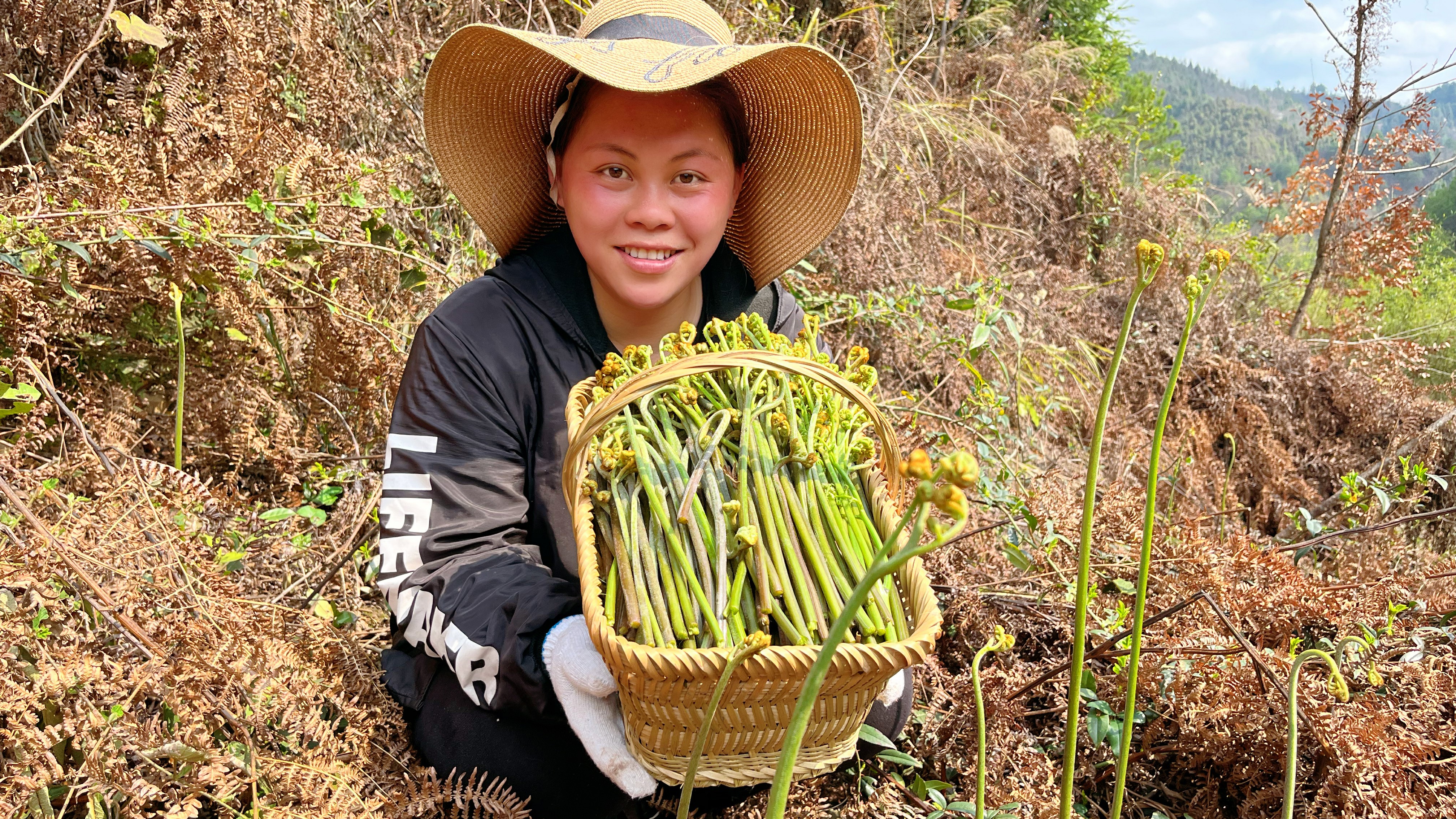 进山摘了很多蕨菜,回家配上五花肉一起炒,加堆辣椒这也太下饭了