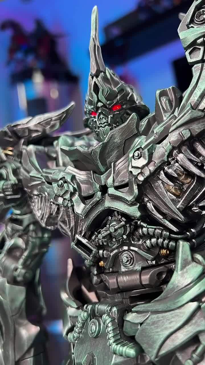 把玩一台体积巨大的合金变形金刚钢索