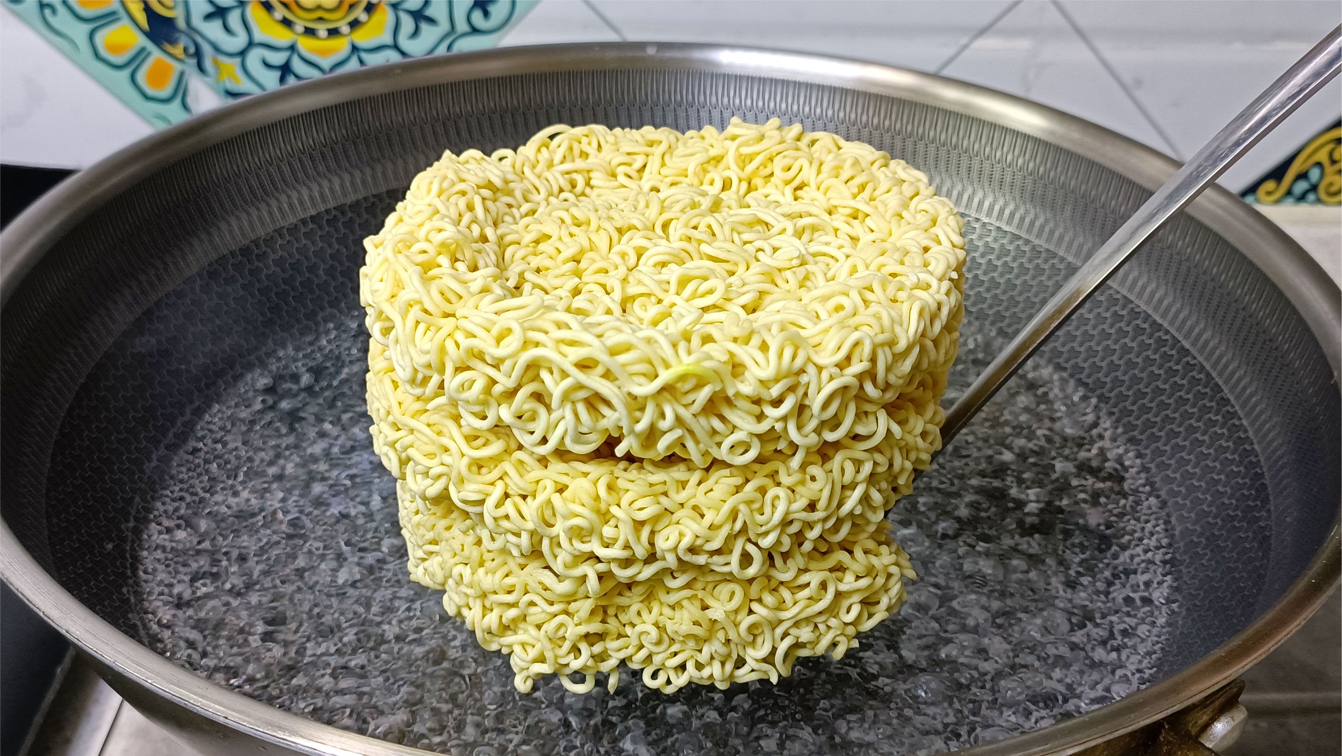 泡面的“神仙”吃法,保证吃一次就忘不了,营养美味,太解馋了