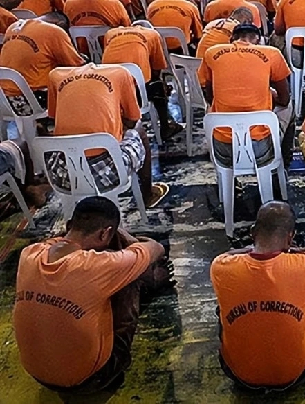 巴西玩命帮派监狱,囚犯脑袋被当球来踢(7)