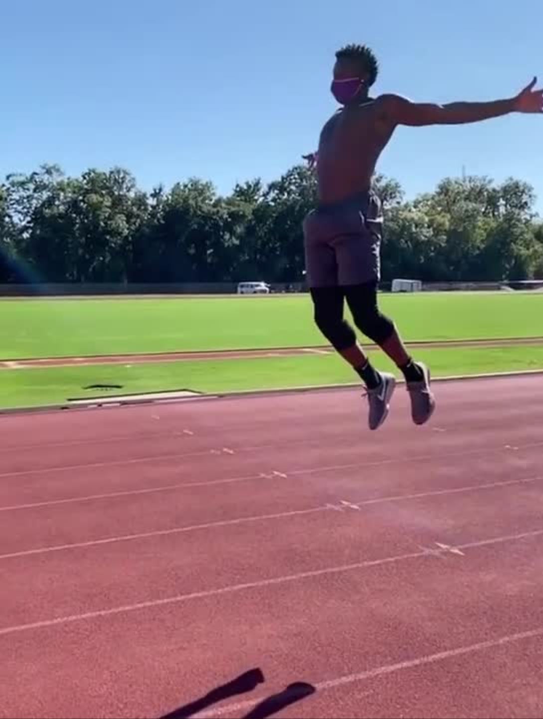 比较实用的弹跳训练动作户外双脚跑跳练习-度小视