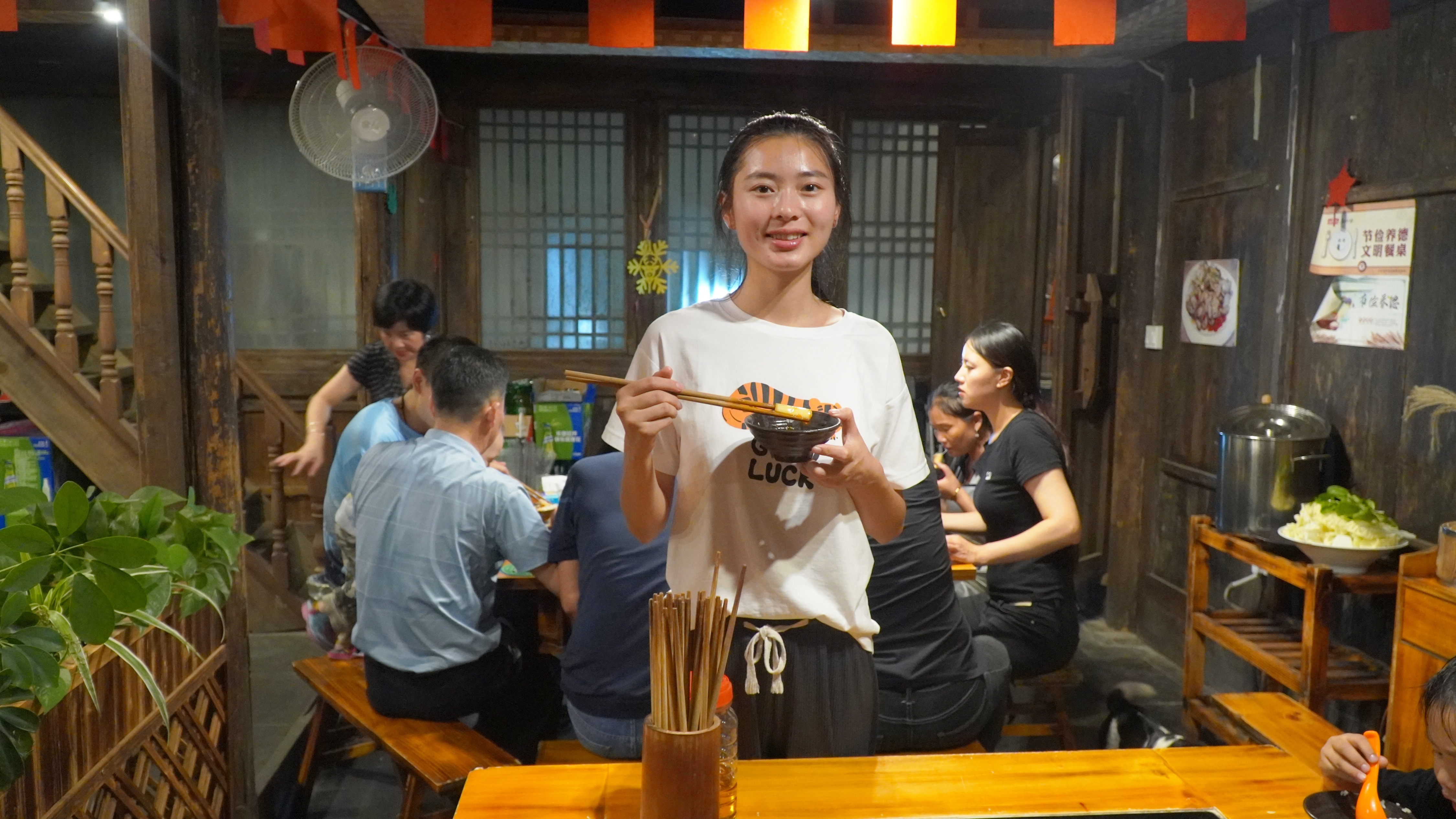 野生草鱼20块钱一斤,买回去做麻辣鱼,10多个人吃着太香了