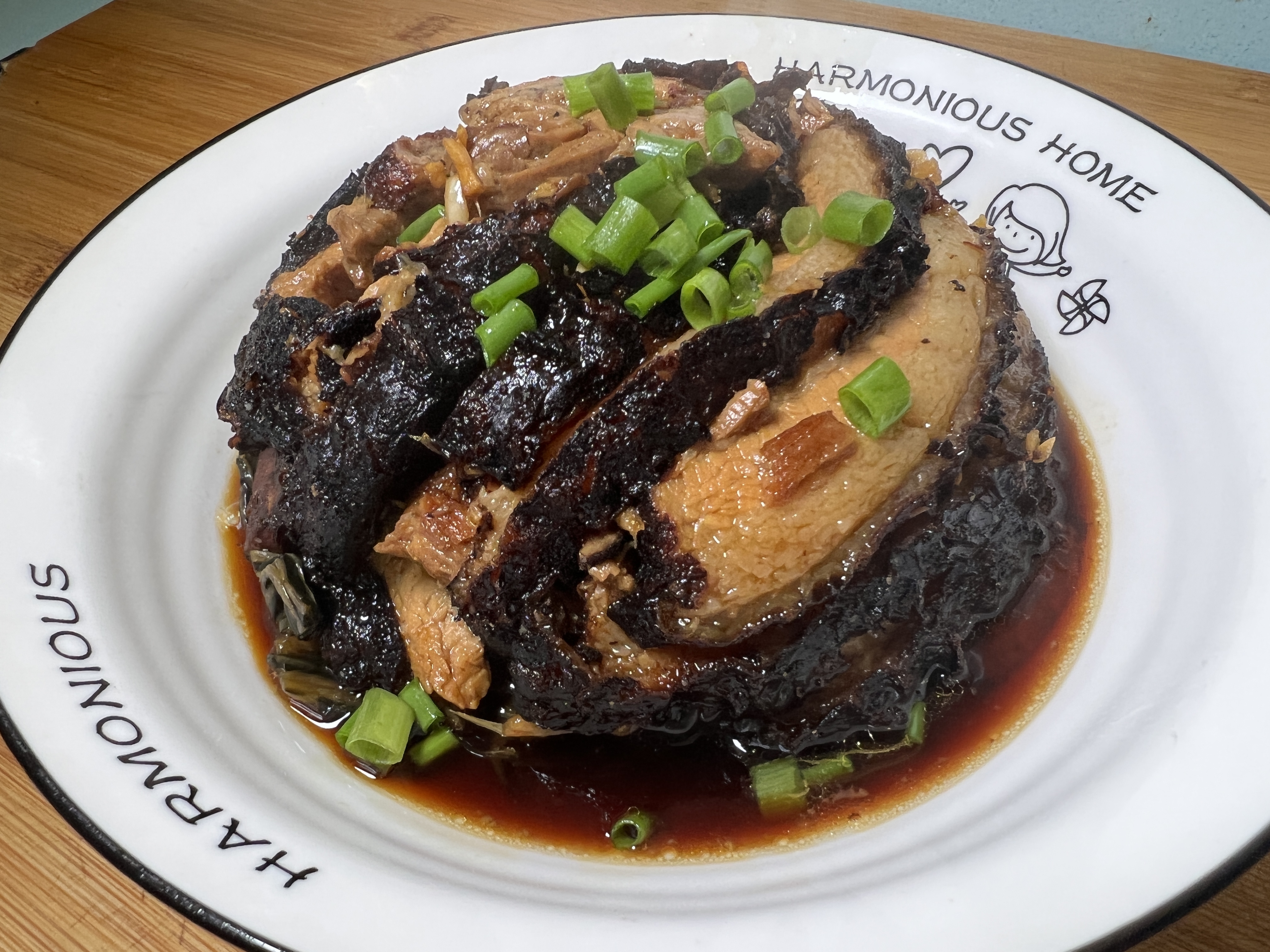 梅干菜扣肉的家常做法，五花肉肥而不腻，软烂入味，梅干菜吃光了