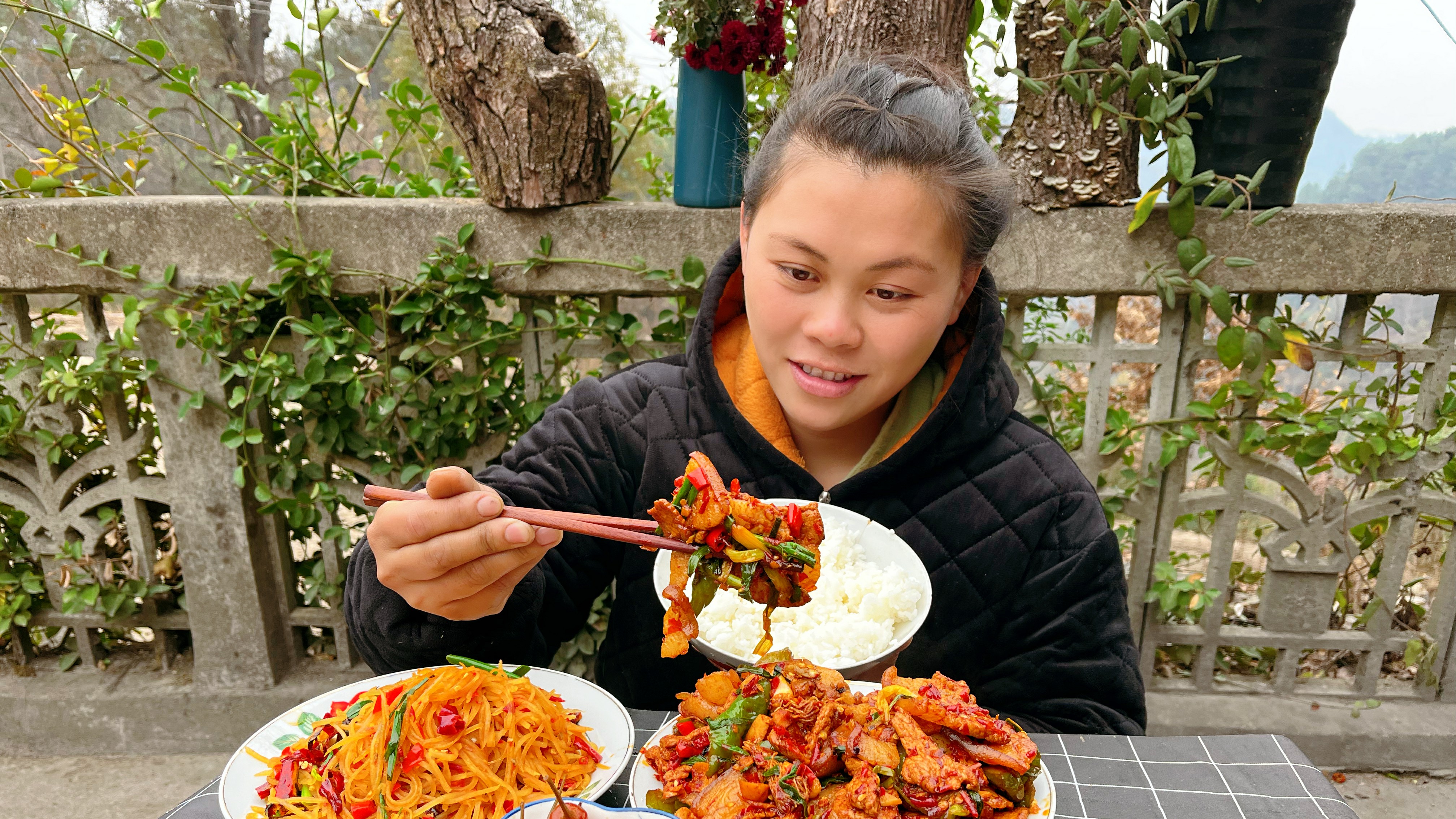 欧妹做个糟辣椒炒肉,配上酸辣土豆丝和泡椒,爆辣下饭连吃两大碗