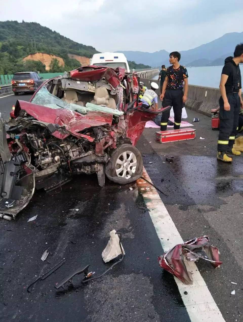 盘点监控下的真实车祸现场 意外无处不在,轻者破皮,重者吃席!1-度小视