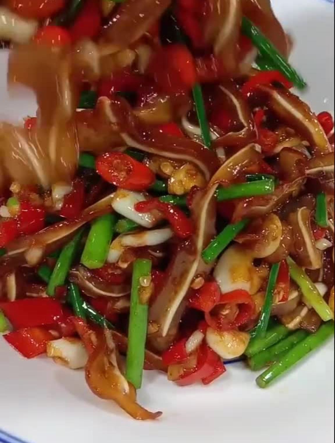 小炒猪耳朵选用湖南的特色烟熏腊猪耳温水泡发后切薄片-度小视