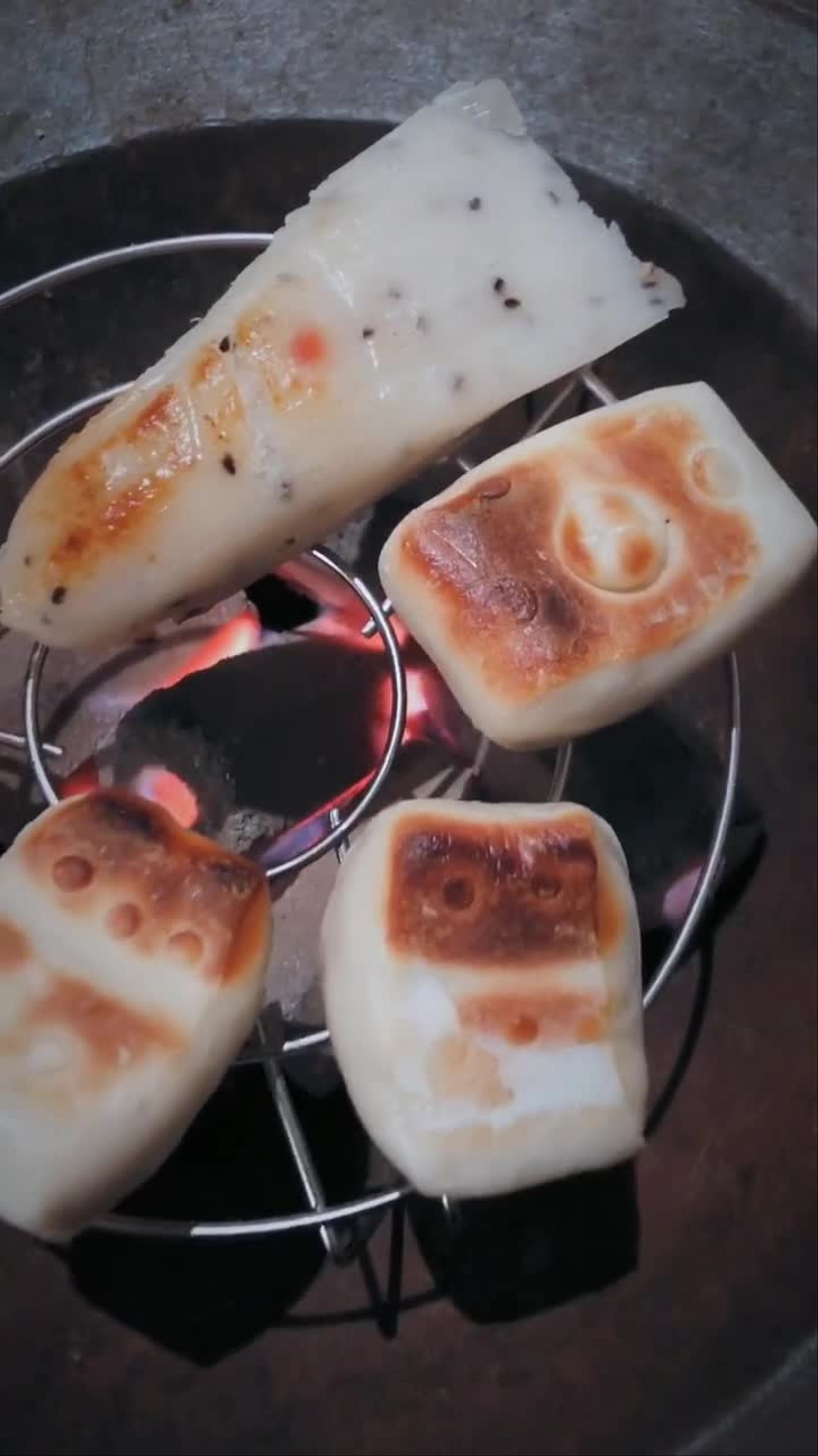 还是最喜欢这种原始的取暖工具再烤个粑粑