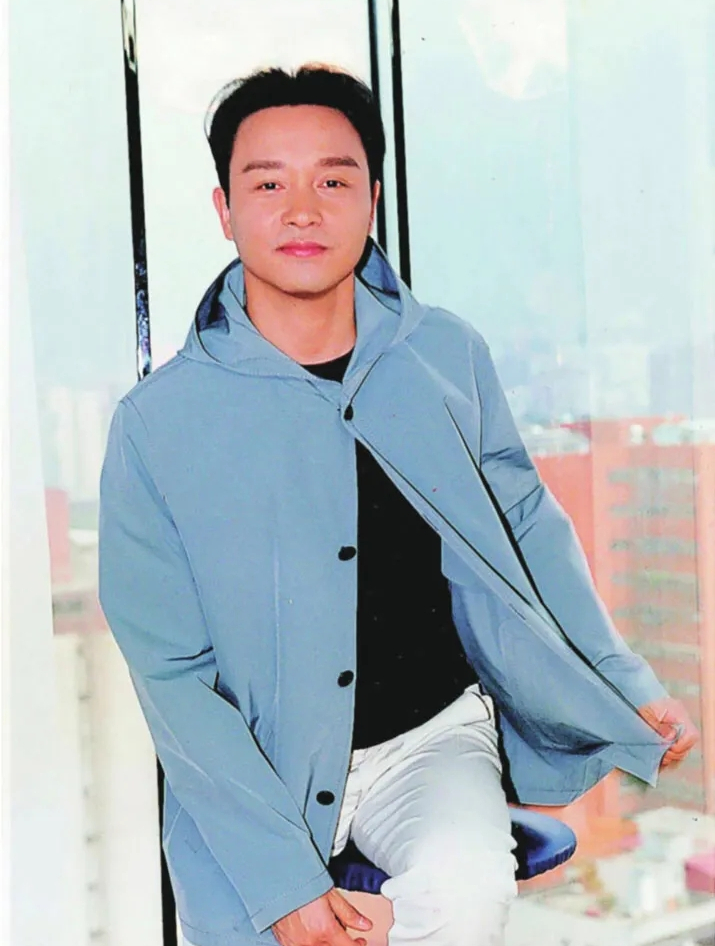 尹正一首歌将张国荣"复活",告别演唱会张国荣梅艳芳深情吻别1-度小视