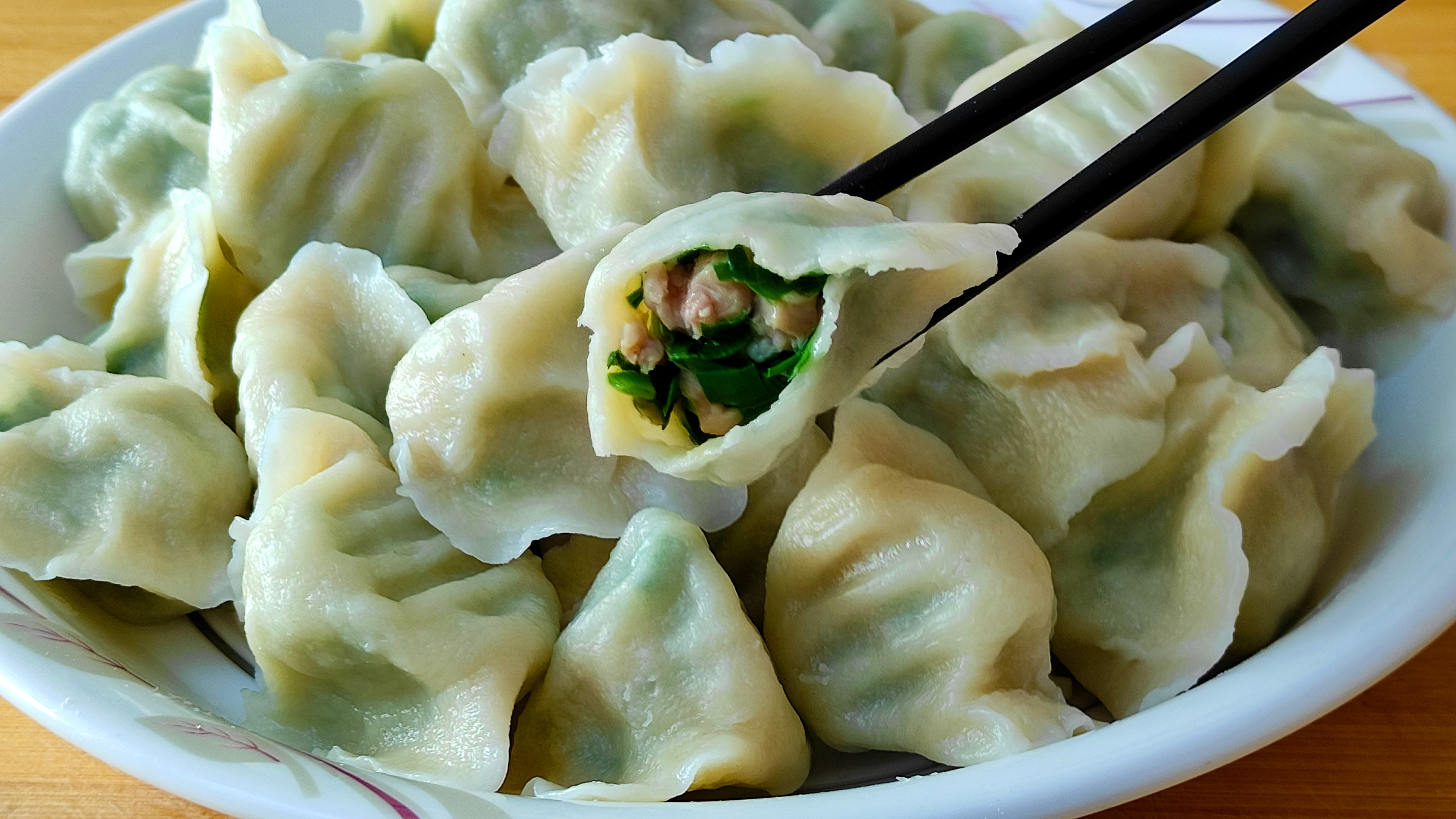 韭菜馅饺子好吃有秘诀，多加一样，韭菜鲜嫩翠绿不烧心，太香了