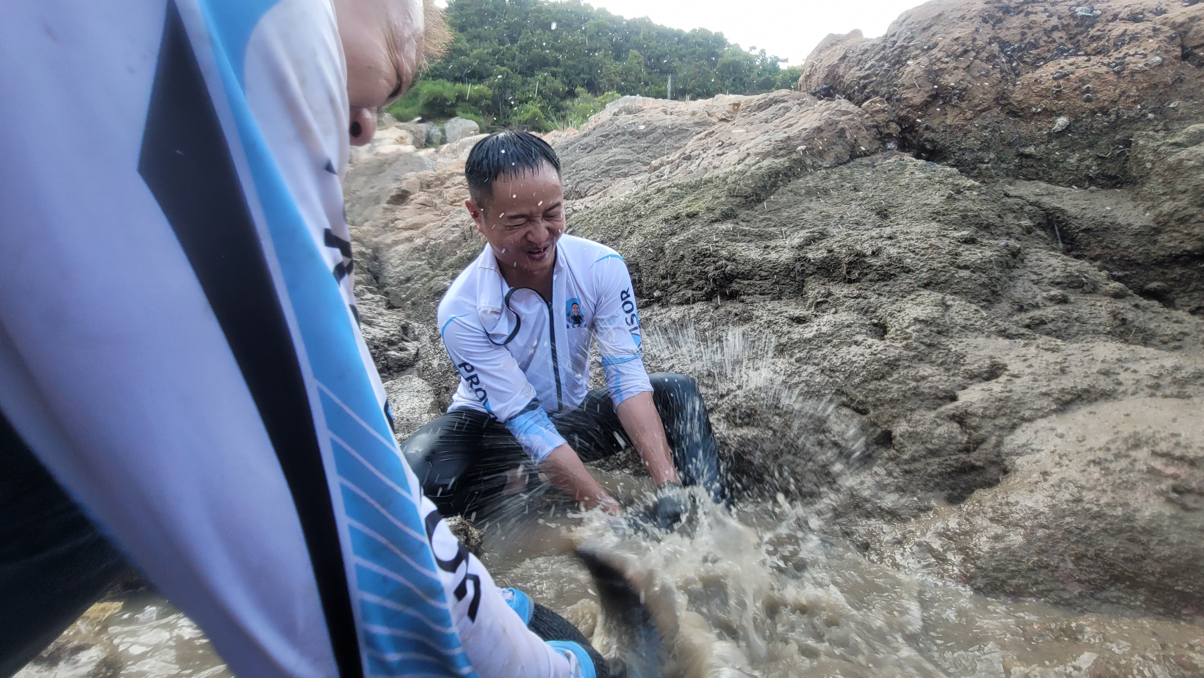 你们见过这样抓鱼场景吗?两兄弟在水中与鱼群搏斗,太过瘾了