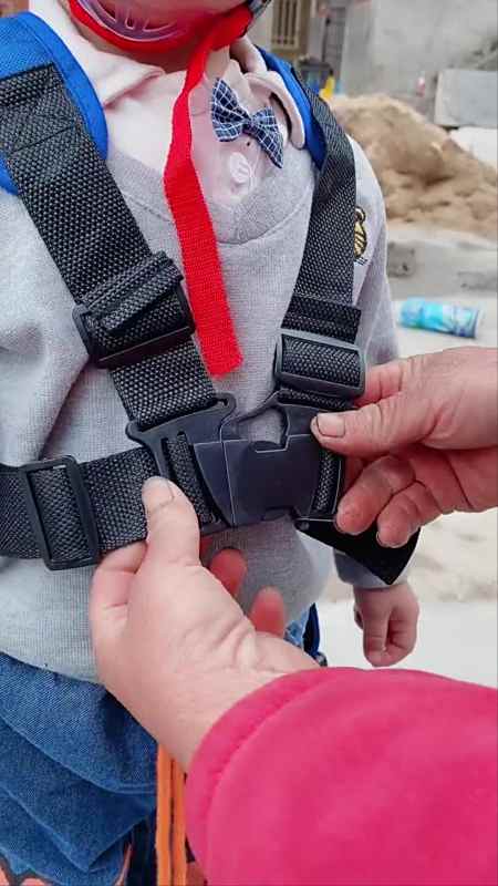 骑电动车带孩子太不安全了,还好奶奶买了这个安全绑带-度小视