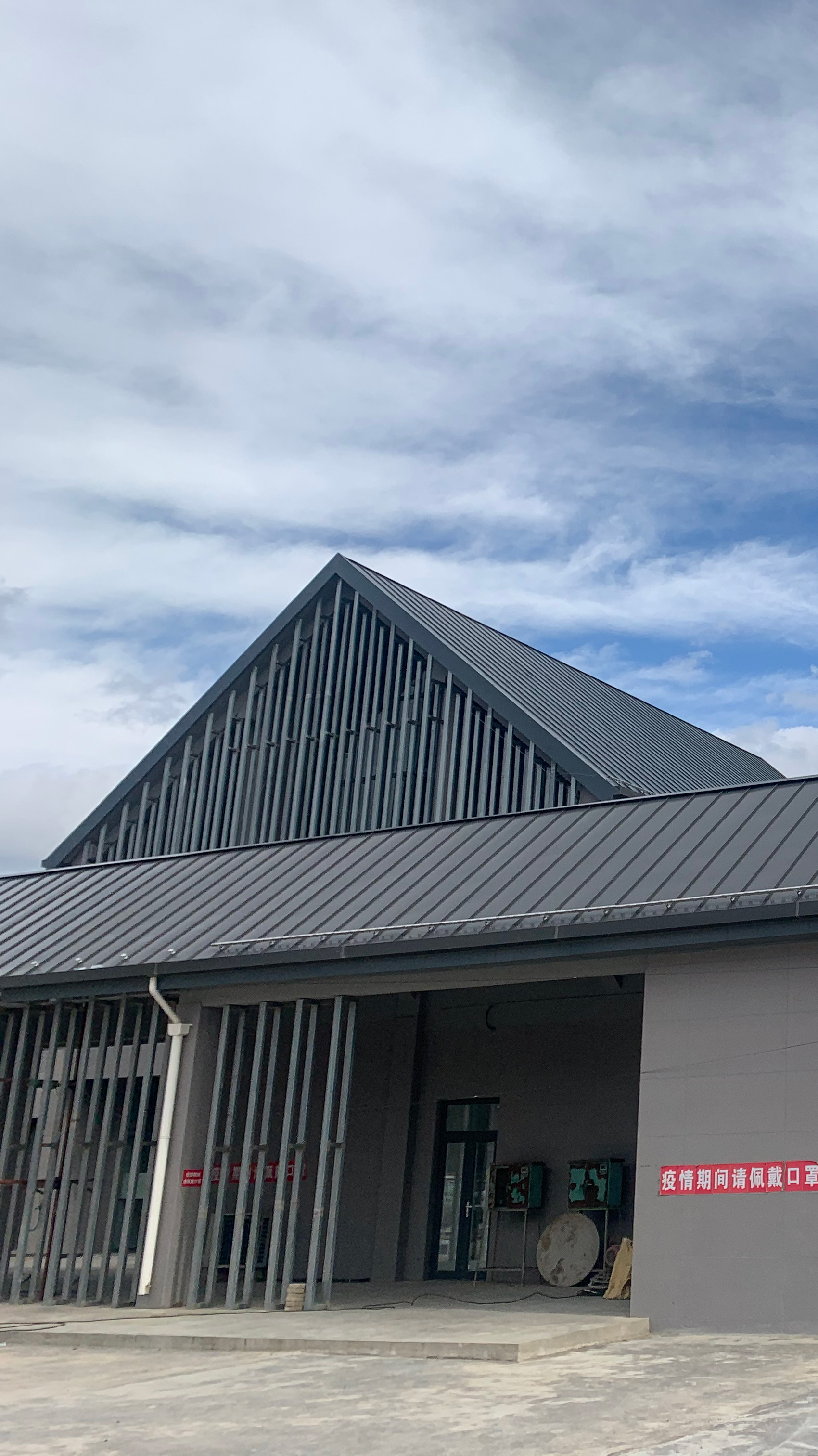 你家的屋顶用的也是铝镁锰板吗