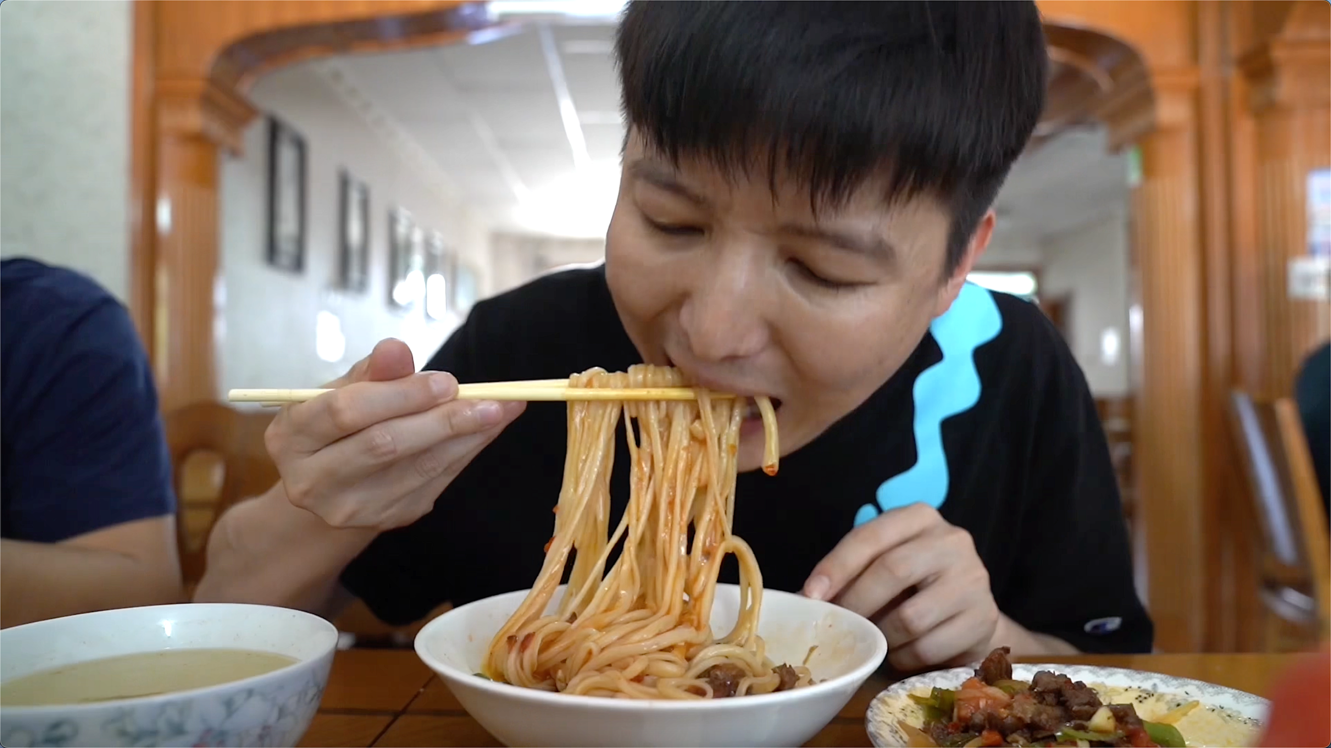 新疆第一面托克逊拌面,30元/碗过油肉三口喝完,吃完再啃黑羊肉