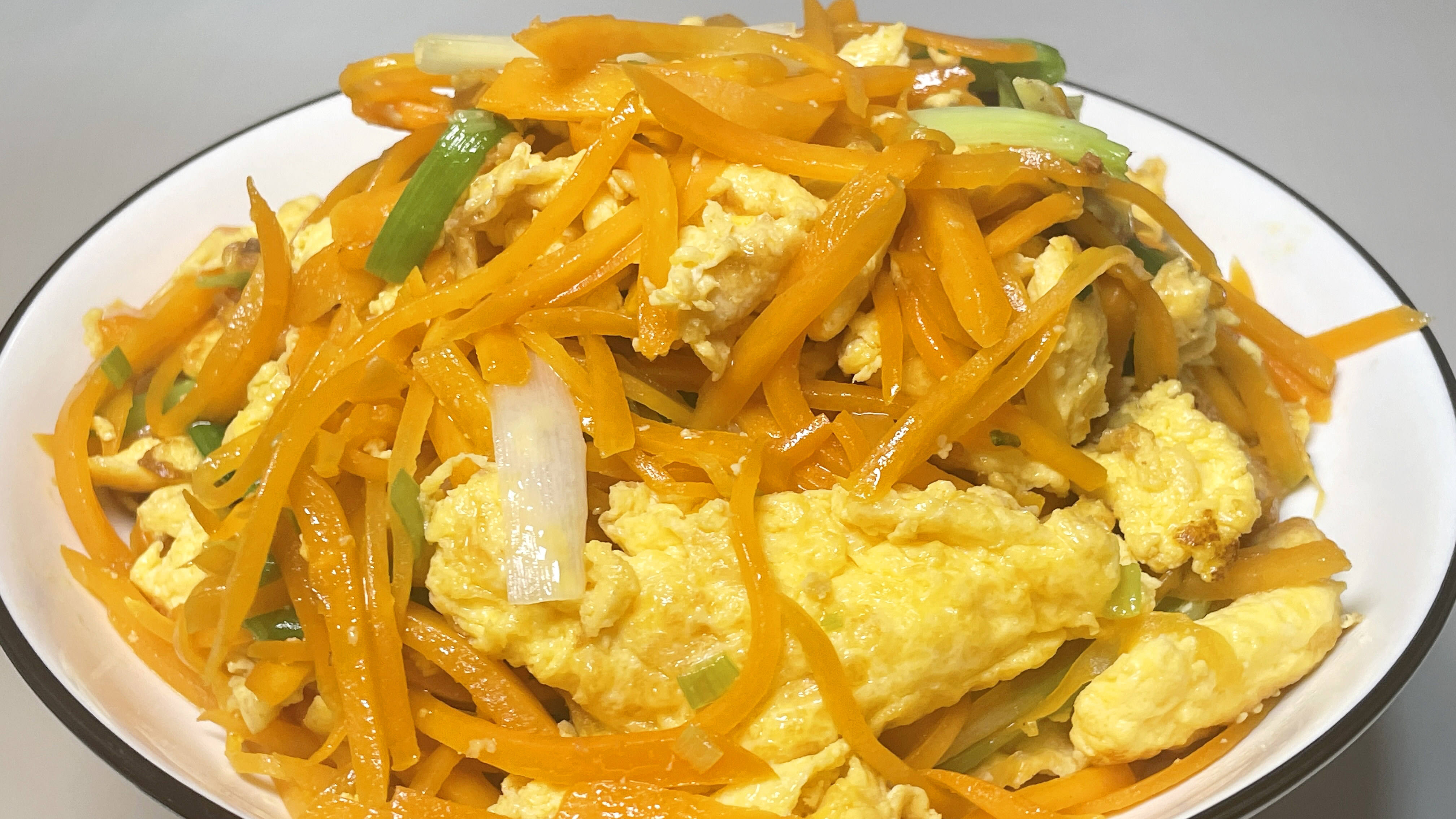 胡萝卜炒鸡蛋,厨师教你这样做,营养鲜嫩入味,妈妈要多给孩子吃