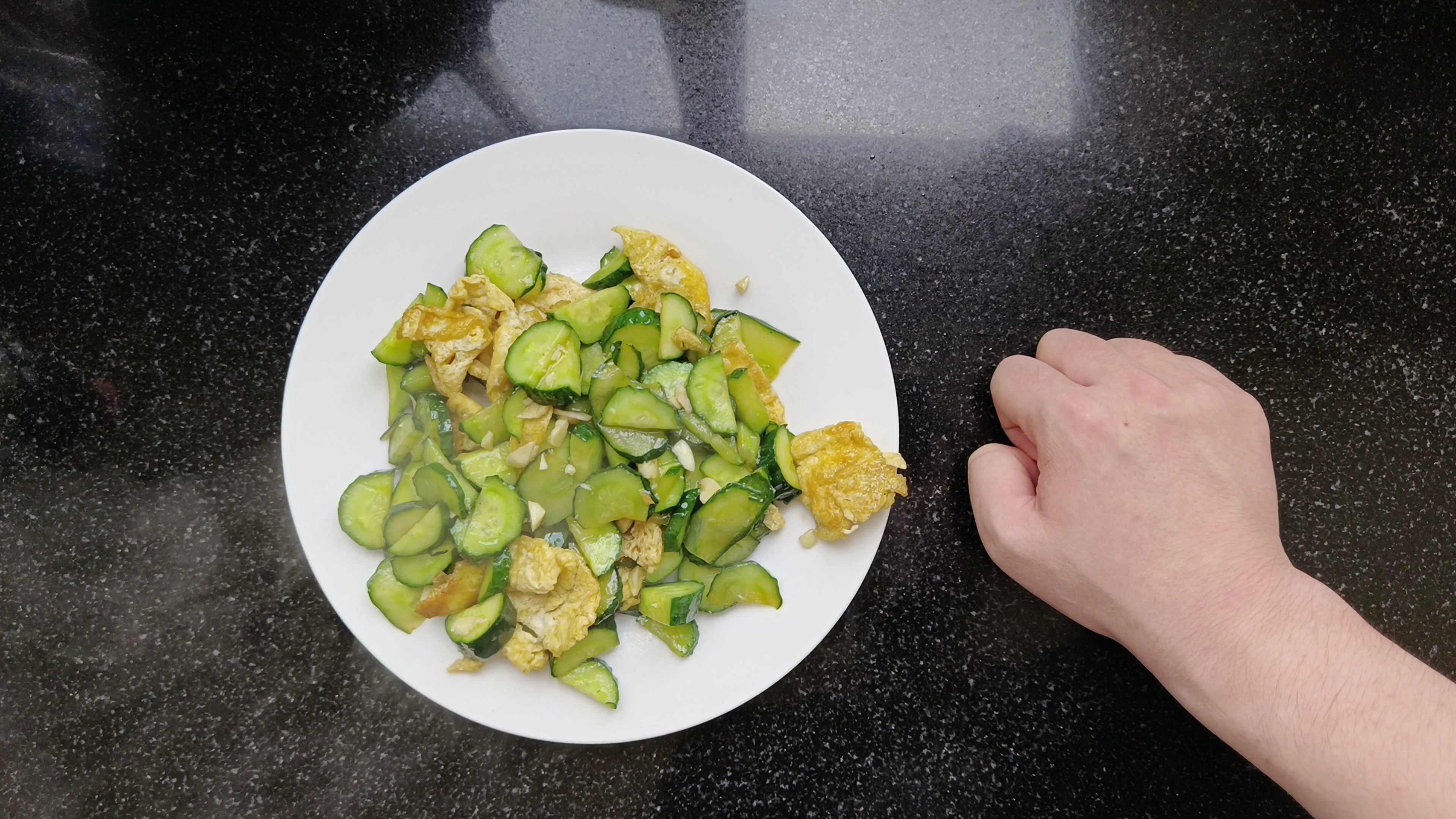 炒黄瓜鸡蛋吃,这菜配大米那叫一个香