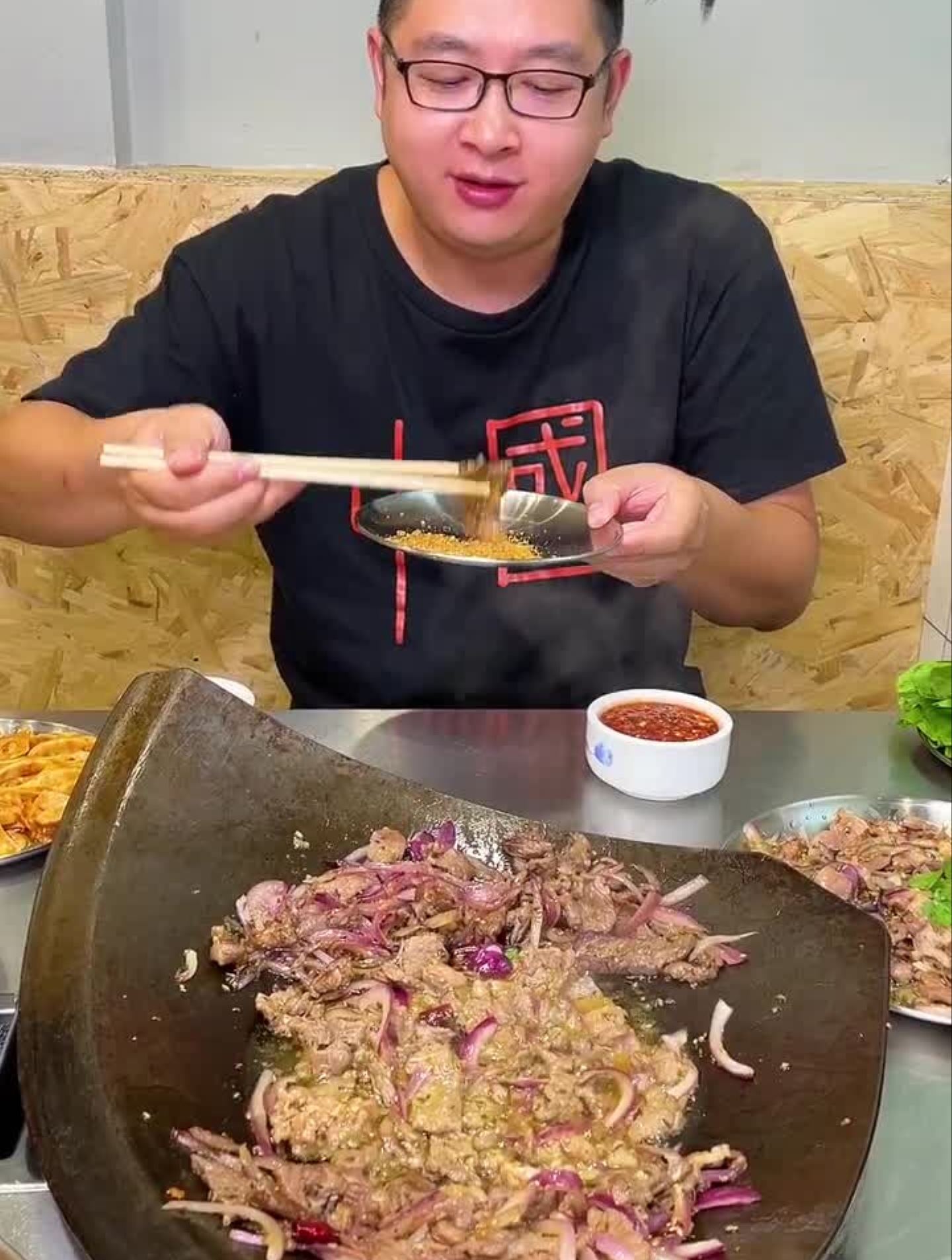 铁锅摔四半,锅叉子也能烤肉,配点东北酸菜-度小视