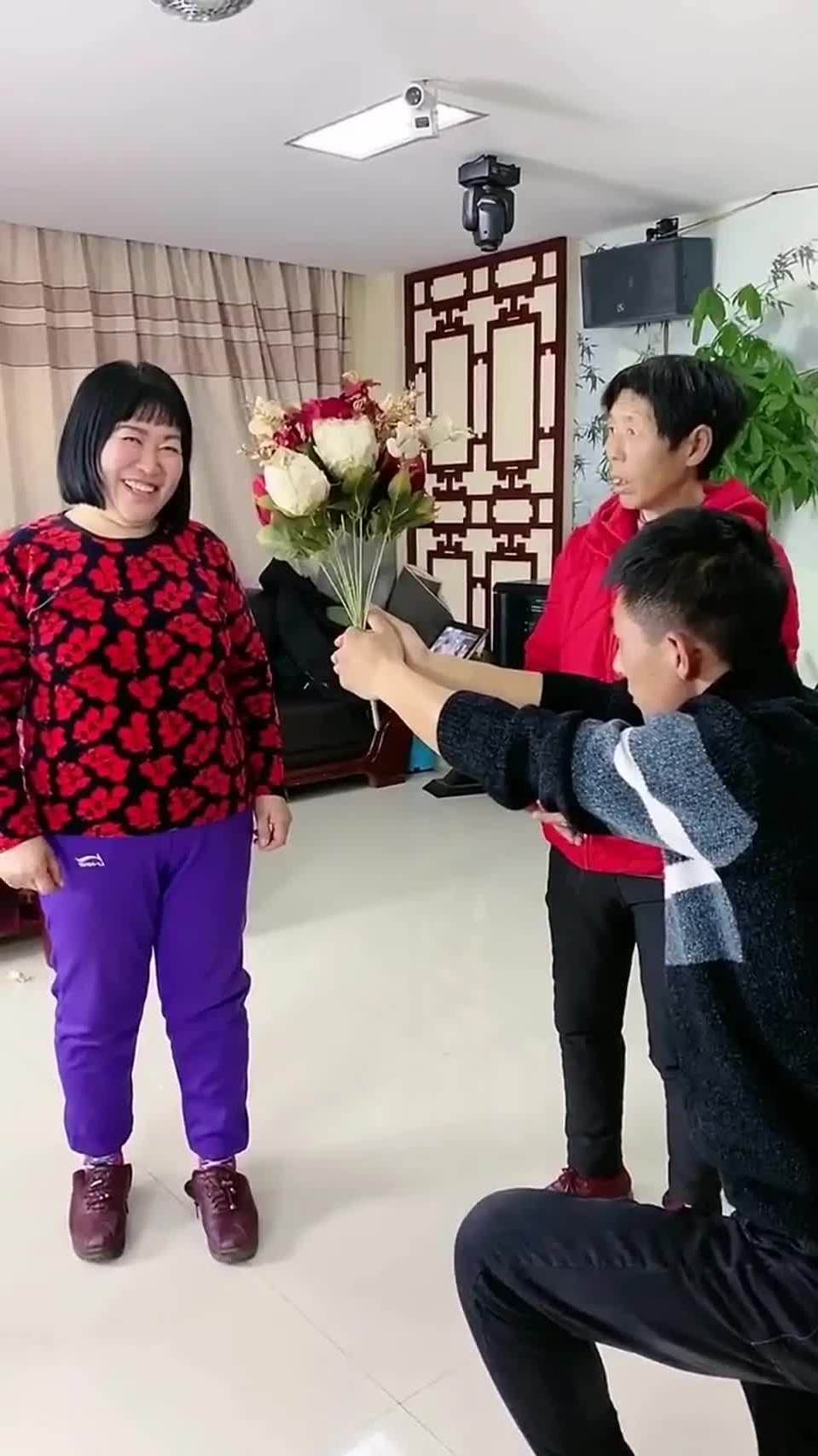 58岁的喜婆婆,见证29岁的儿子对59岁的女友求婚,真爱啊