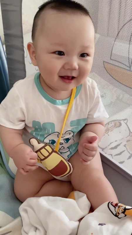 早晨起来后看到姐姐就要打打打-度小视