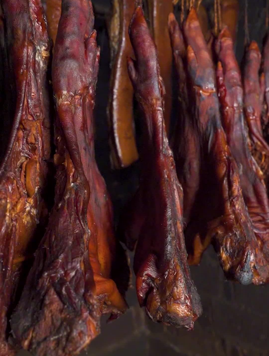 天气冷了,腊猪脚熏了40多天,终于熏好了-度小视