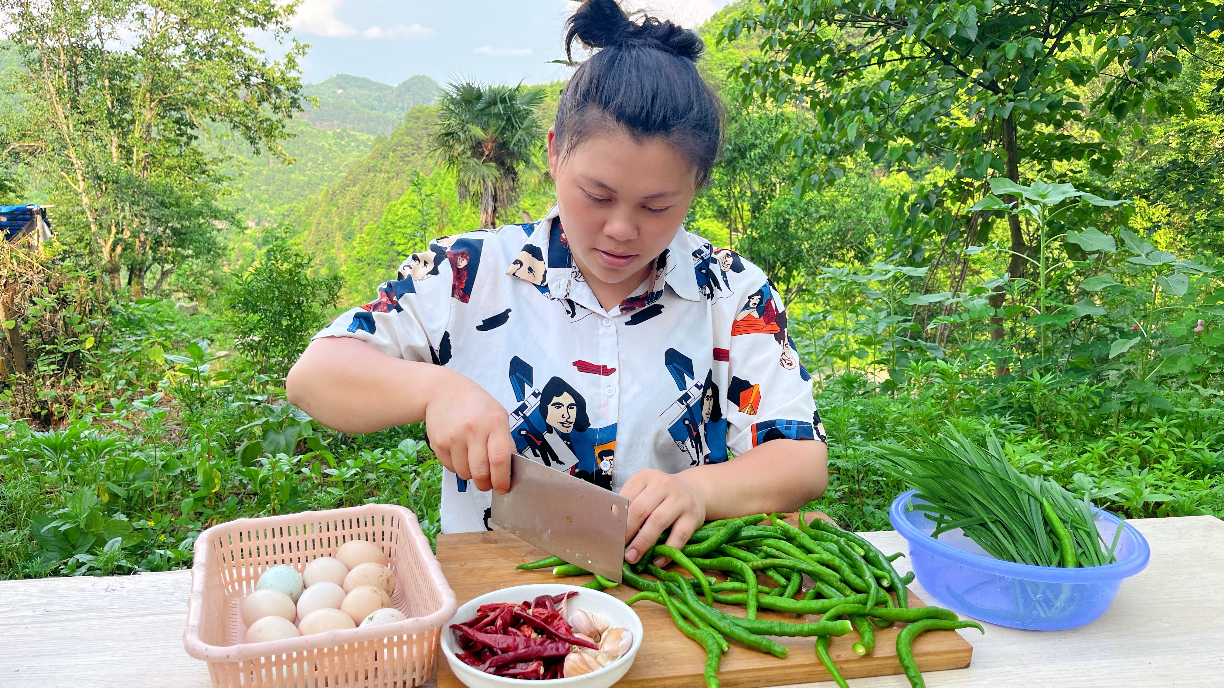 今天捡了几个土鸡蛋,配上2斤辣椒炒一锅,直接盖饭吃得满头汗