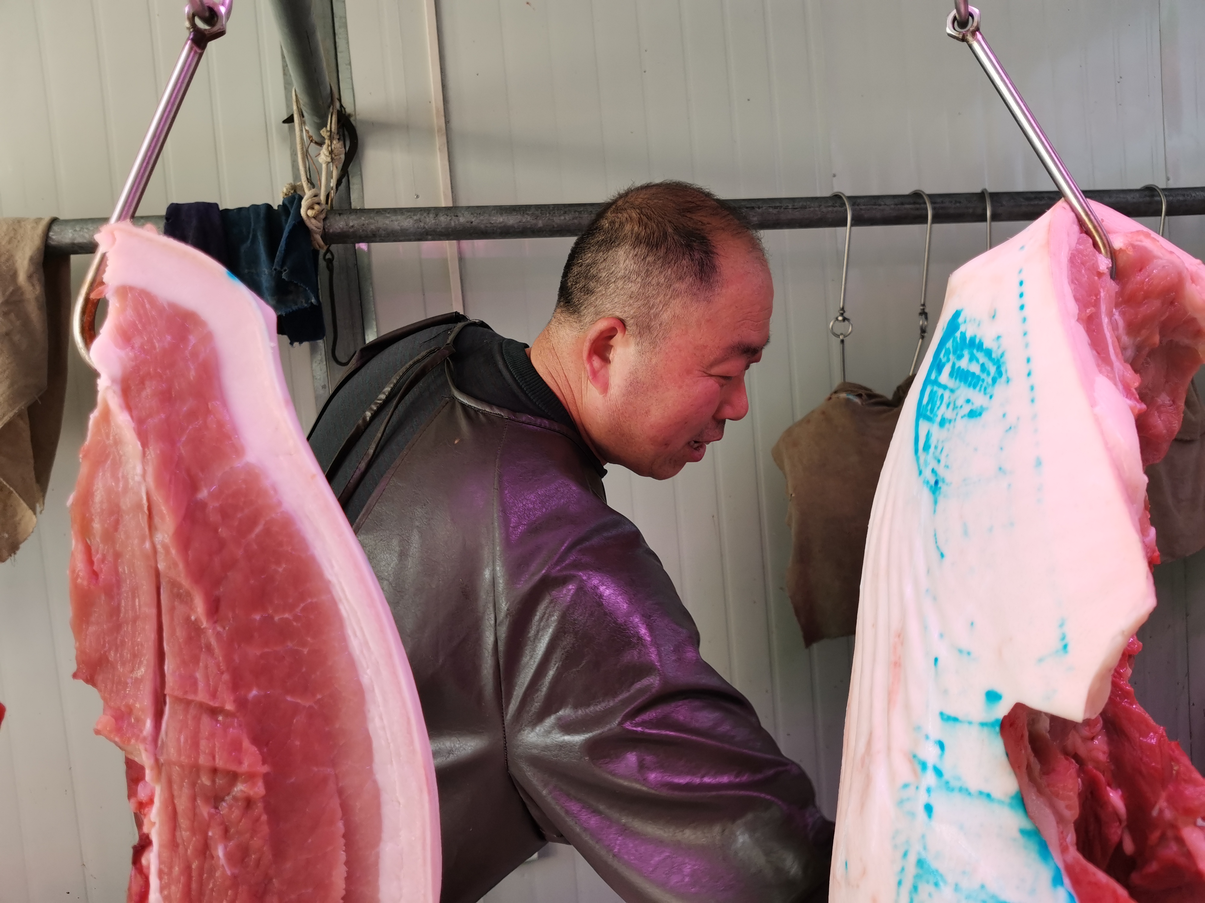 陕西猪肉价格4月下旬上涨了,市场上卖什么价?养猪户还赔钱吗