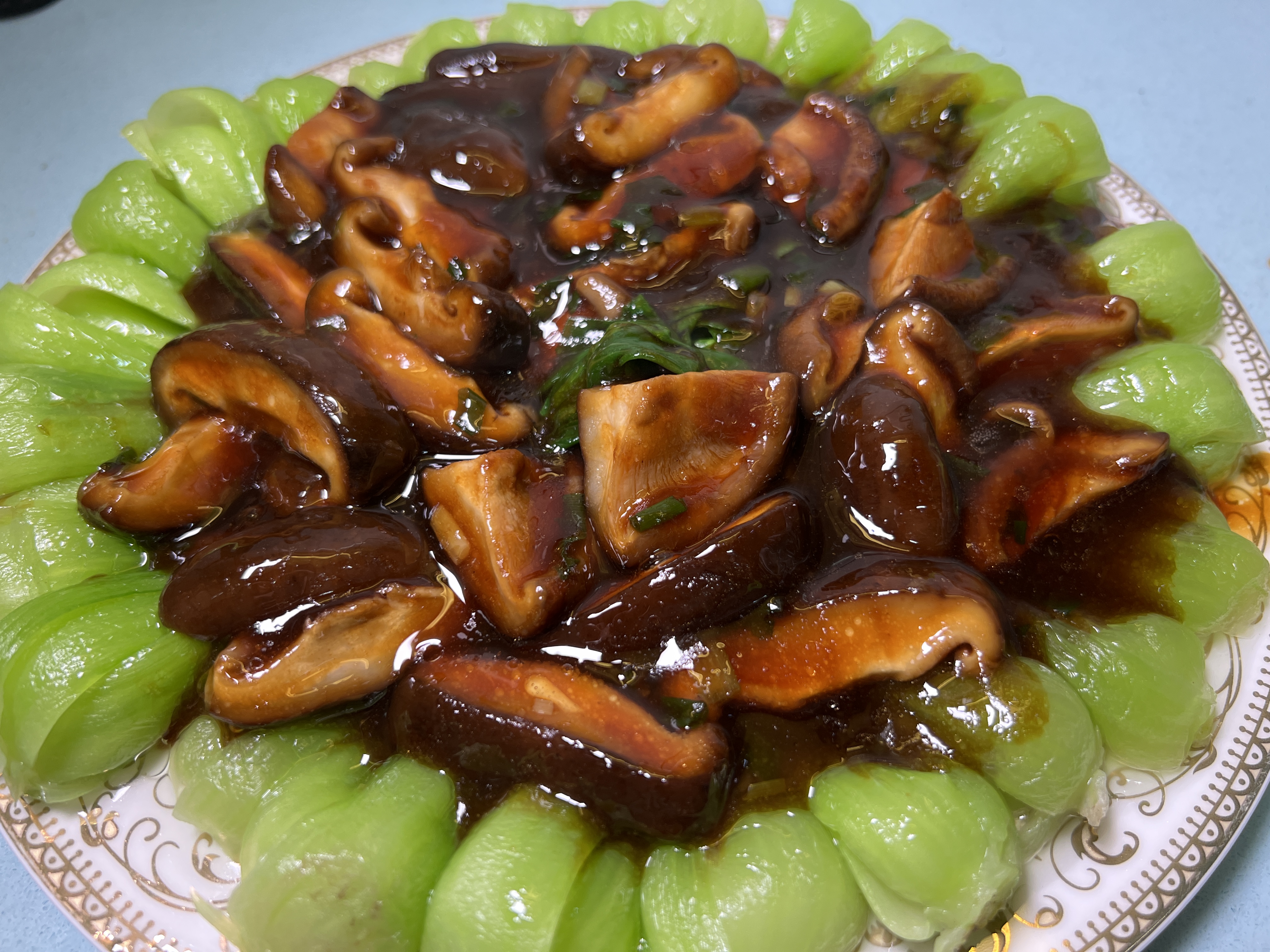 香菇小青菜这样做,既好看又好吃,香菇肉质肥美,青菜翠绿不发黑