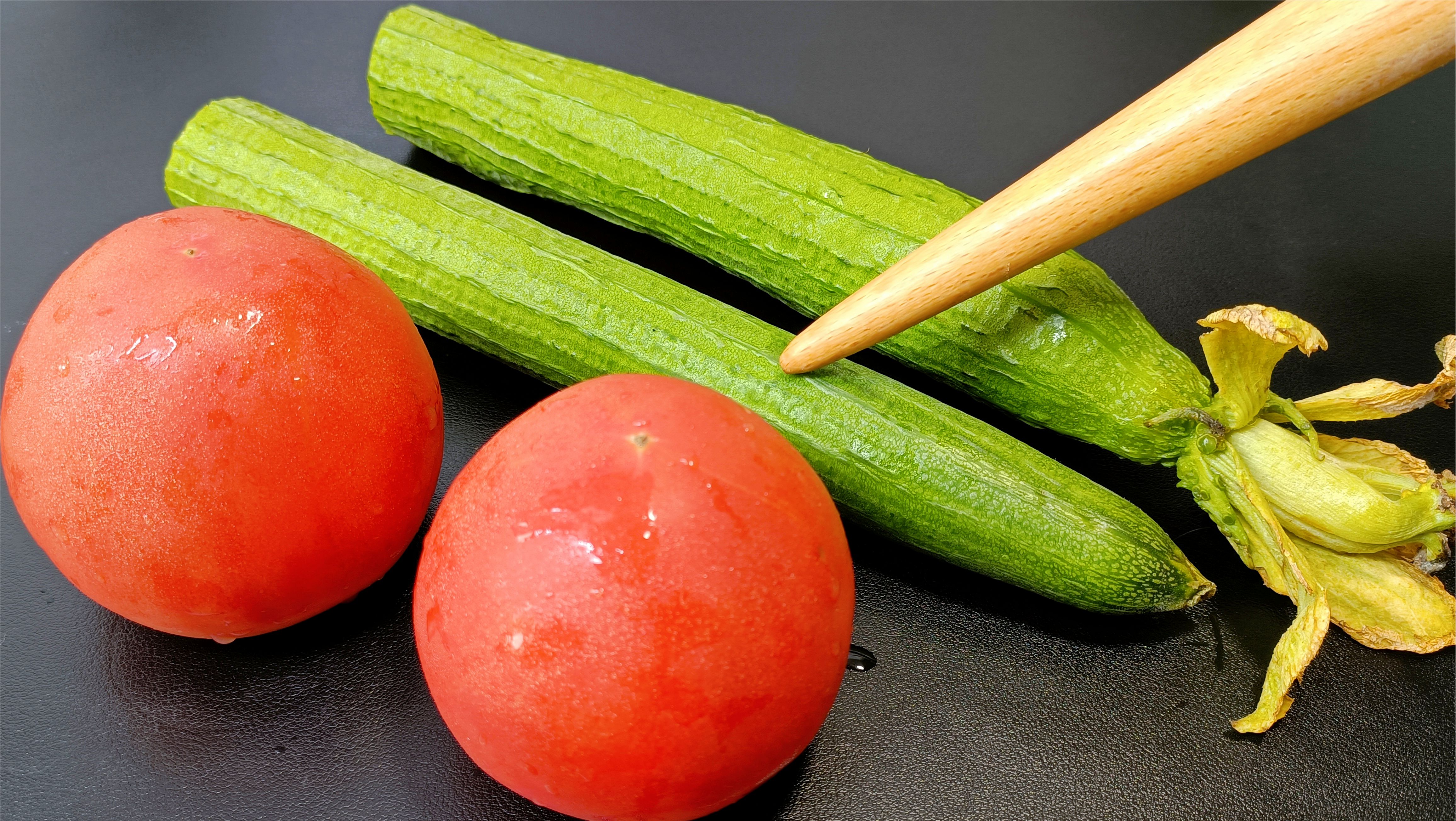 丝瓜和西红柿搭配，没想到太好吃了，一周6次吃不腻，营养又美味