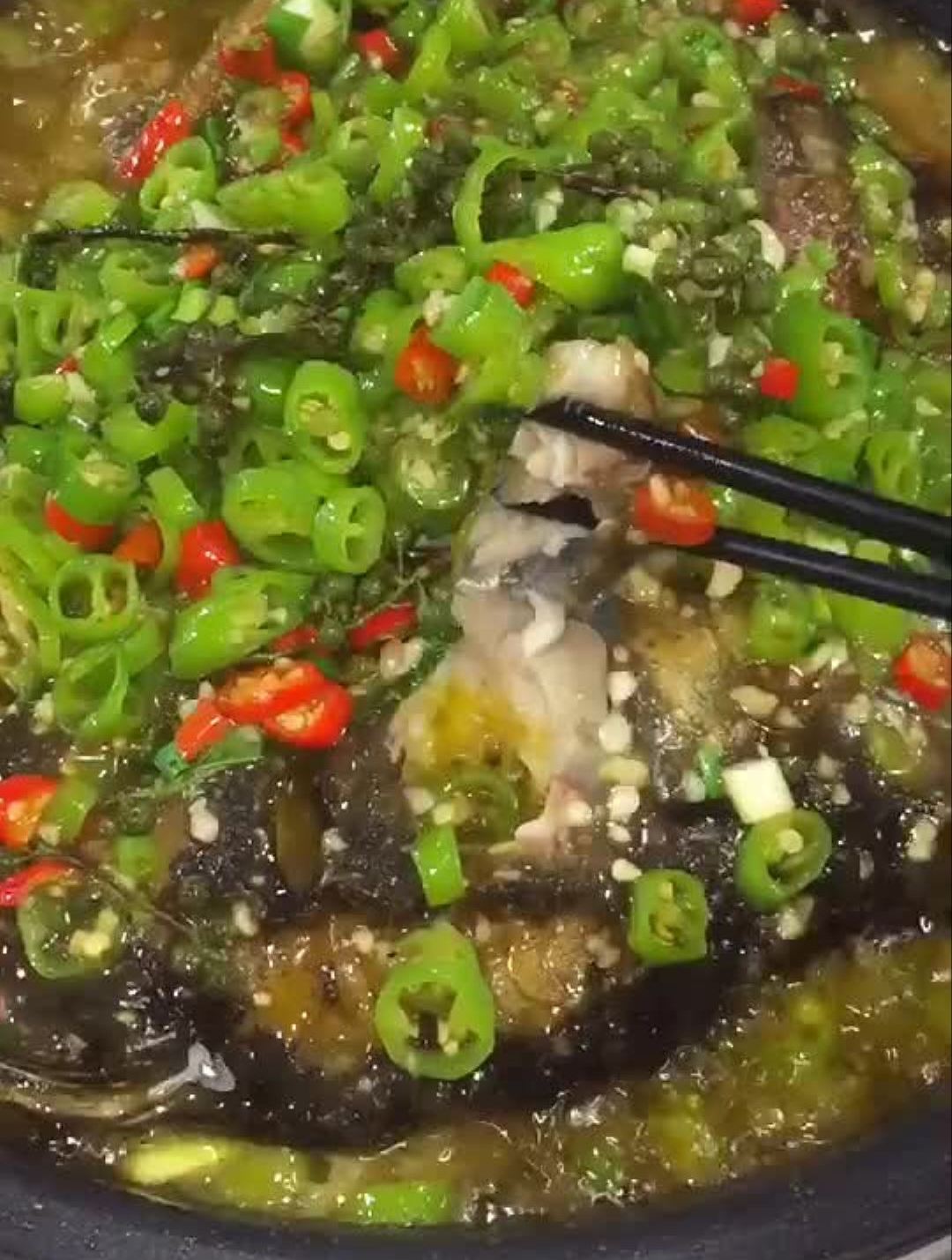 双椒烤清波鱼,鲜麻鲜麻的,鱼肉好嫩哦-度小视