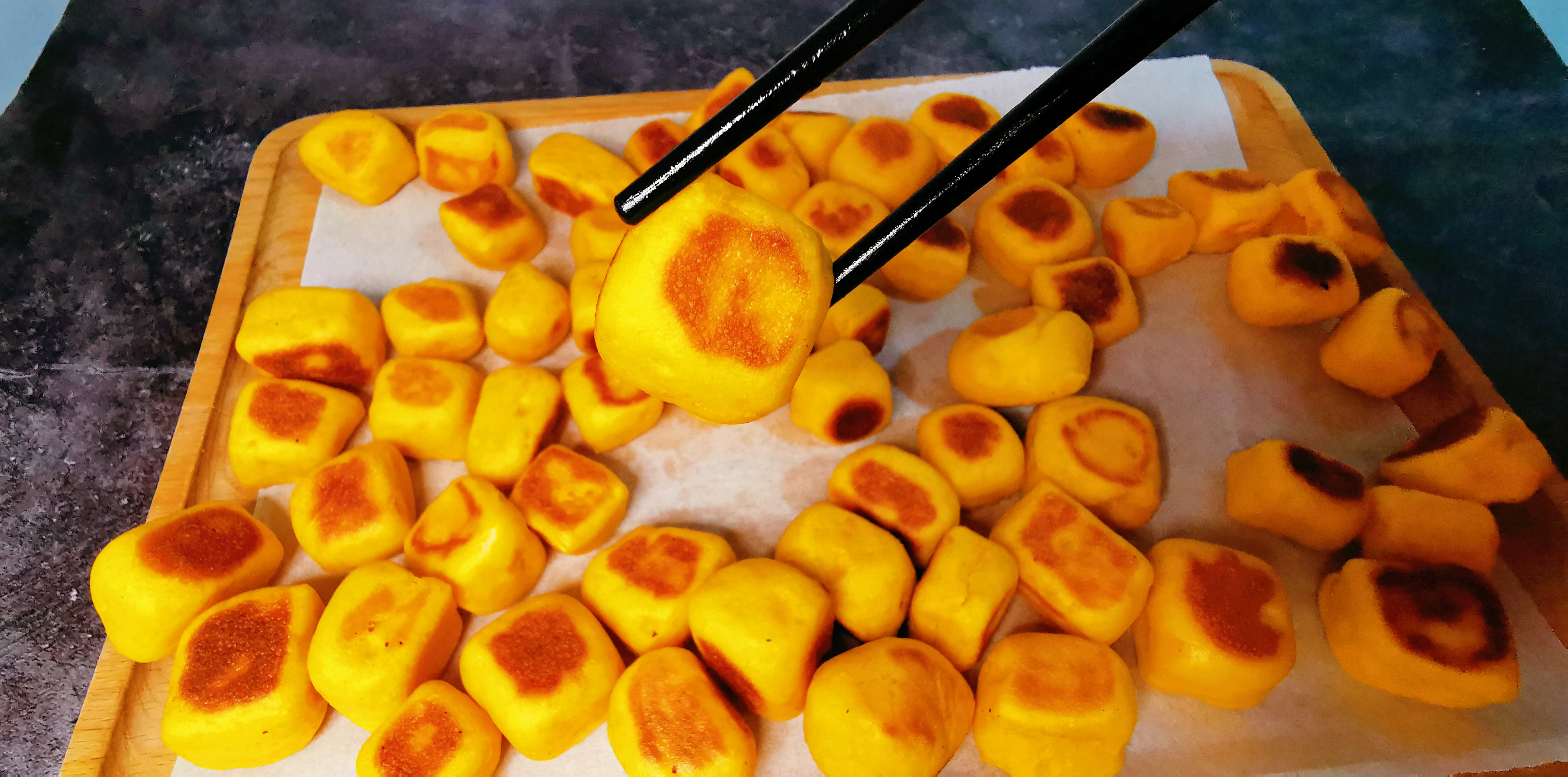 奶香南瓜小面包,一个平底锅就能轻松搞定,香甜酥软,好吃又养胃