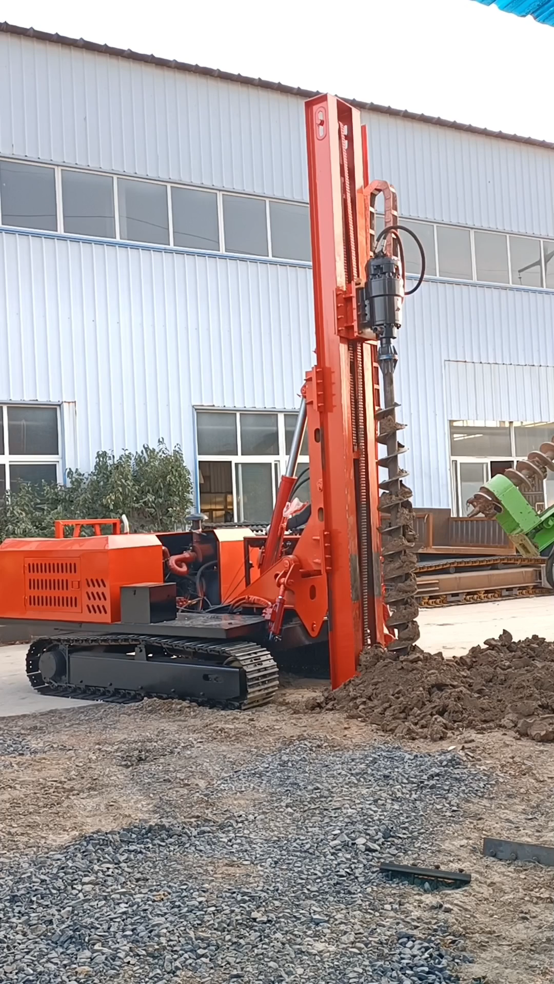 履带式光伏打桩机厂家 履带引孔机水泥 光伏引孔机机械 光伏钻