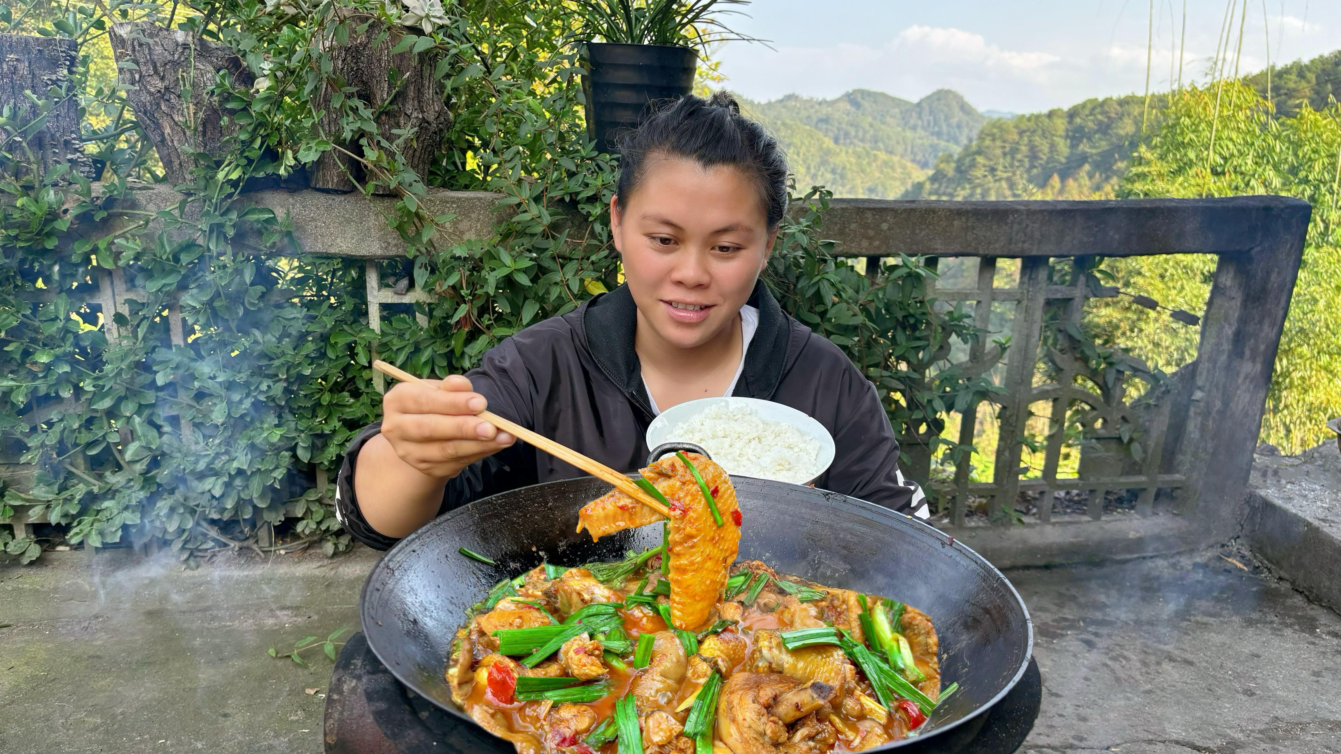 今天欧妹做了一大锅酸辣肥肠鸡吃过瘾