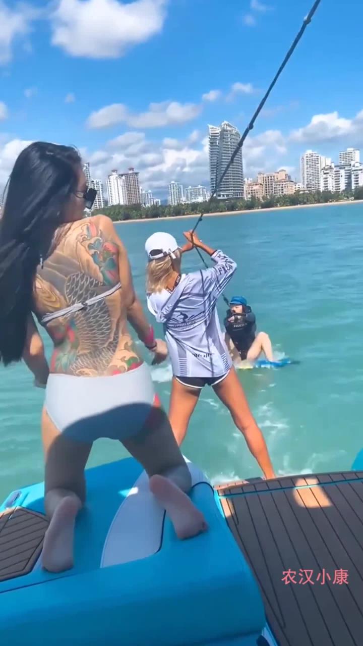 三亚偶遇比基尼小姐姐,看到纹身的那一刻,绝对是大哥的女人!