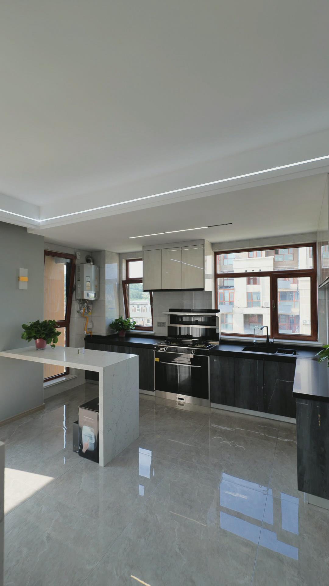 烟台装修▏现代风客餐厅装修实景双眼皮吊顶加灯带效果超赞