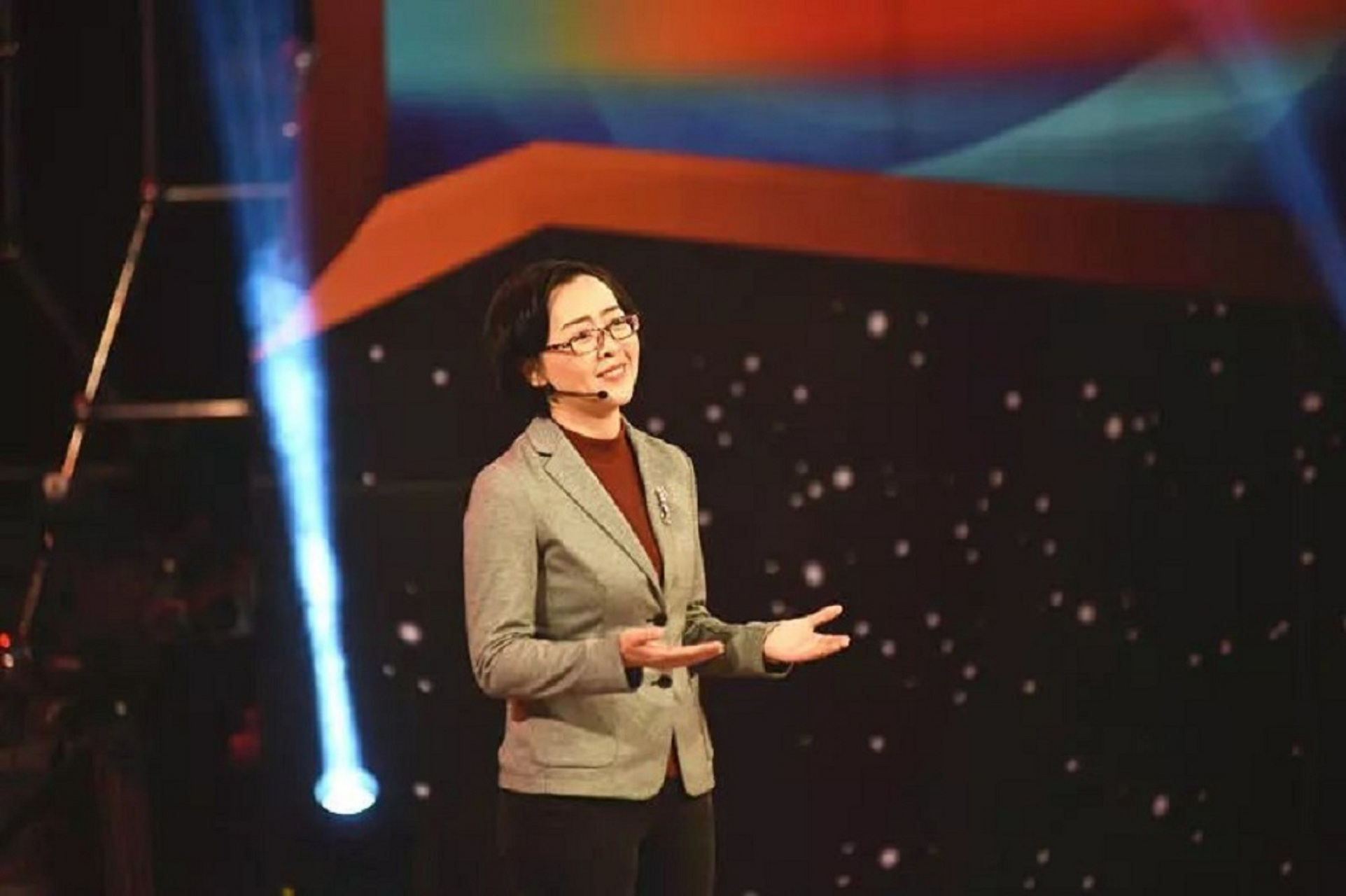 山西高中语文老师赵旭,默默从教15年,因一次演讲比赛爆红网络,她的