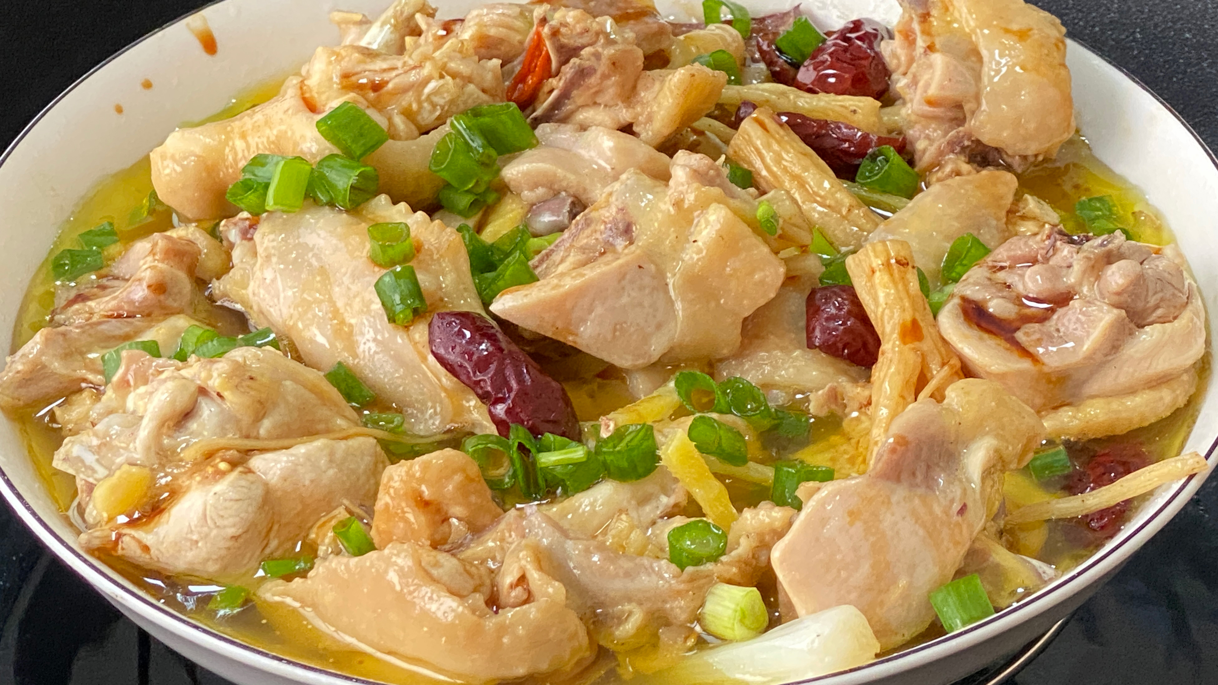 广东美食药膳鸡肉的做法，鸡肉嫩滑顺口，实在太好吃了