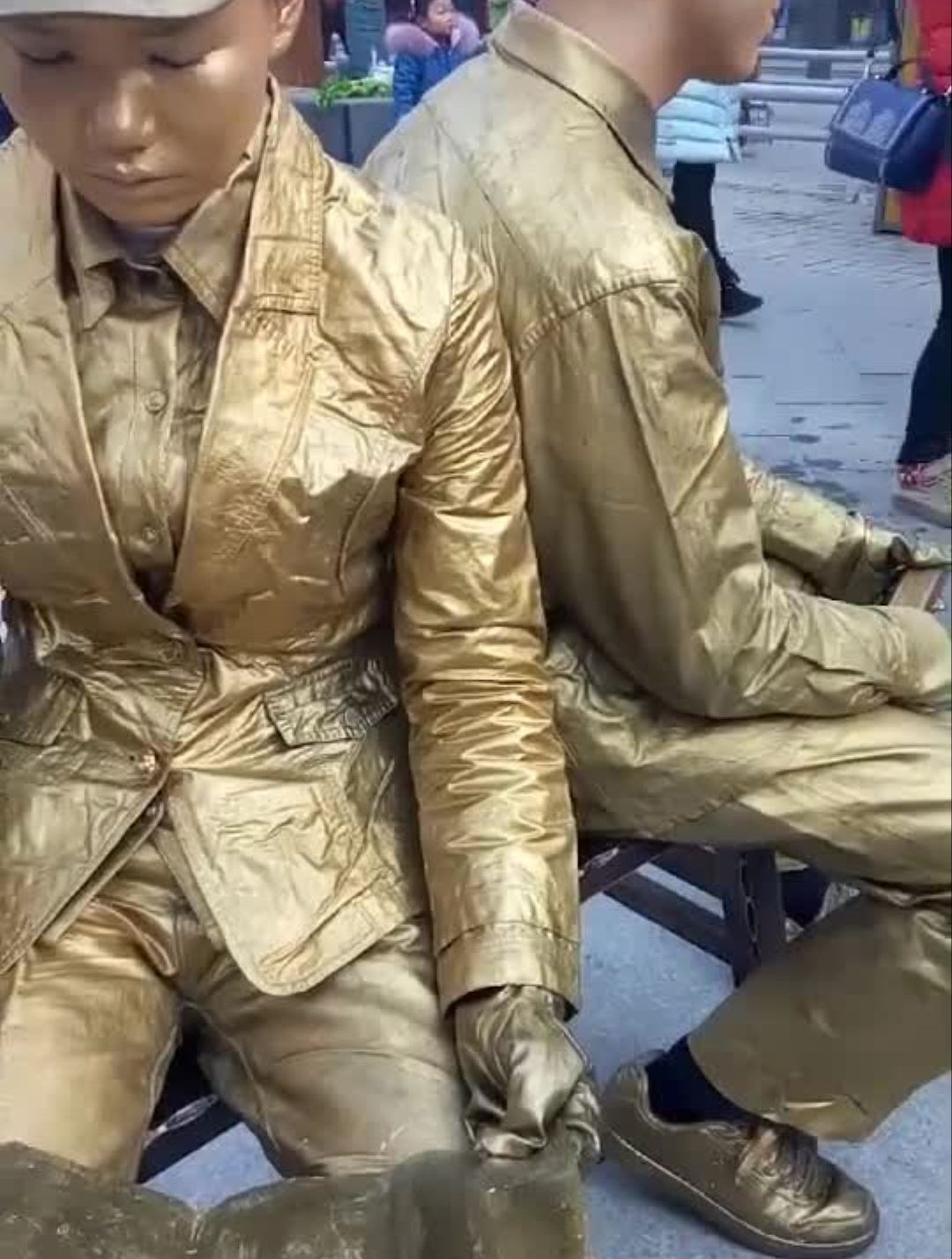 恋大学生行为艺术铜人展演