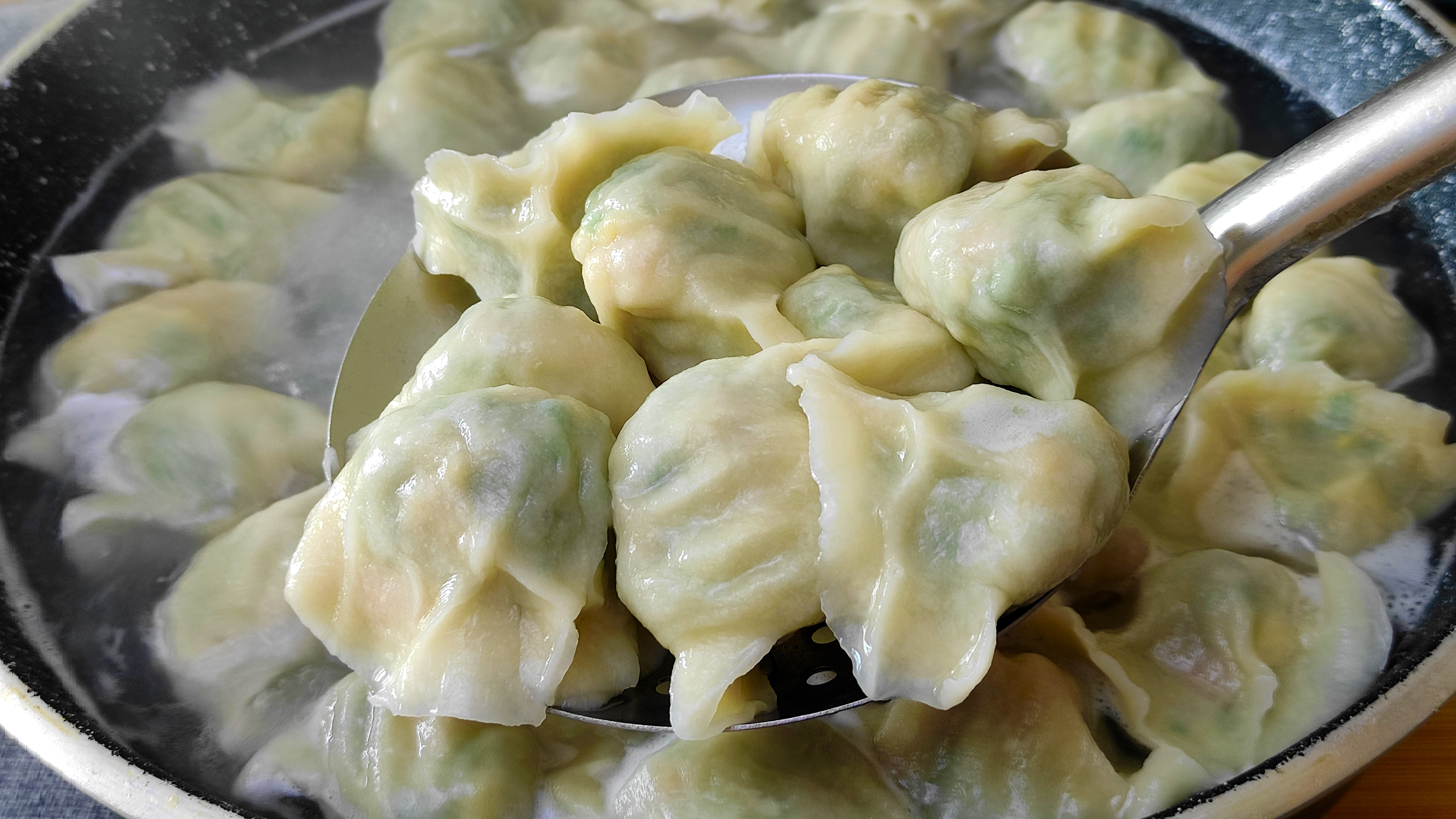 韭菜饺子好吃有诀窍，学会这样做，馅料颜色翠绿不出水，太香了