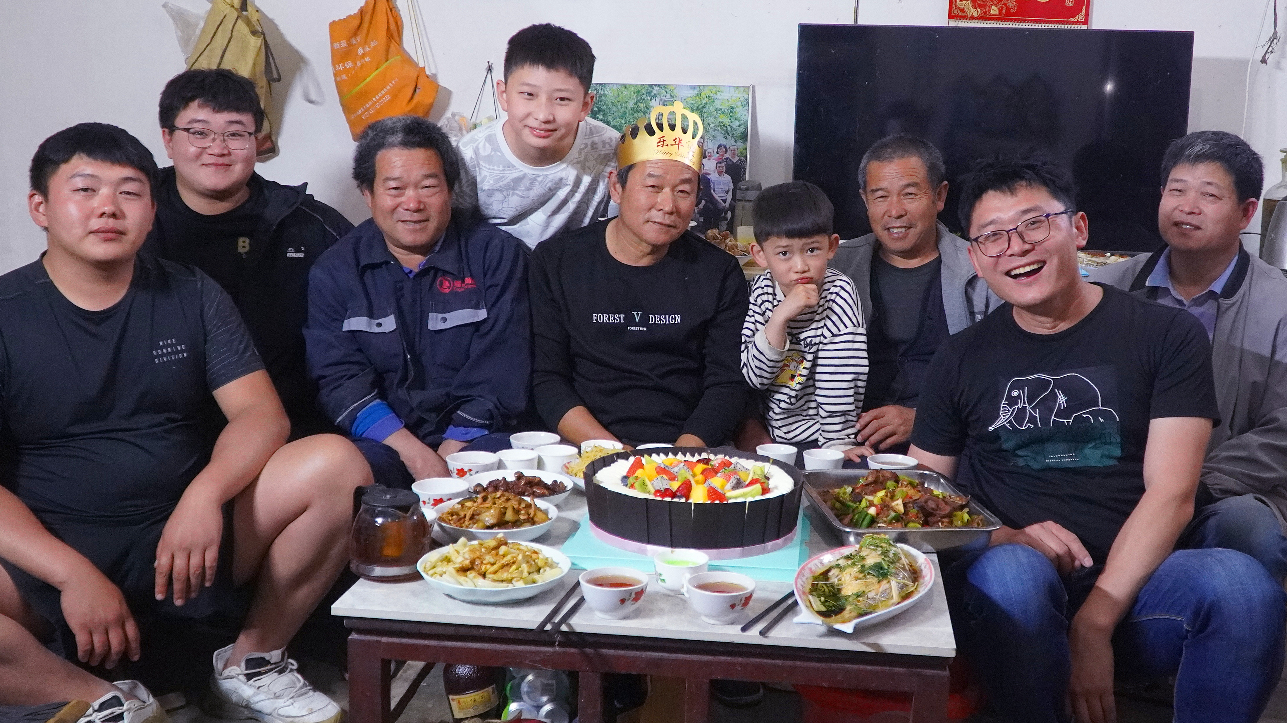 老爸过60岁生日,做1桌家常菜吃蛋糕,59年第1次过生日老爸真高兴