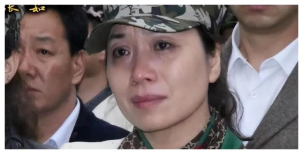 老山战场,吻别牺牲士兵的女战士张茹,29年后再探望墓地