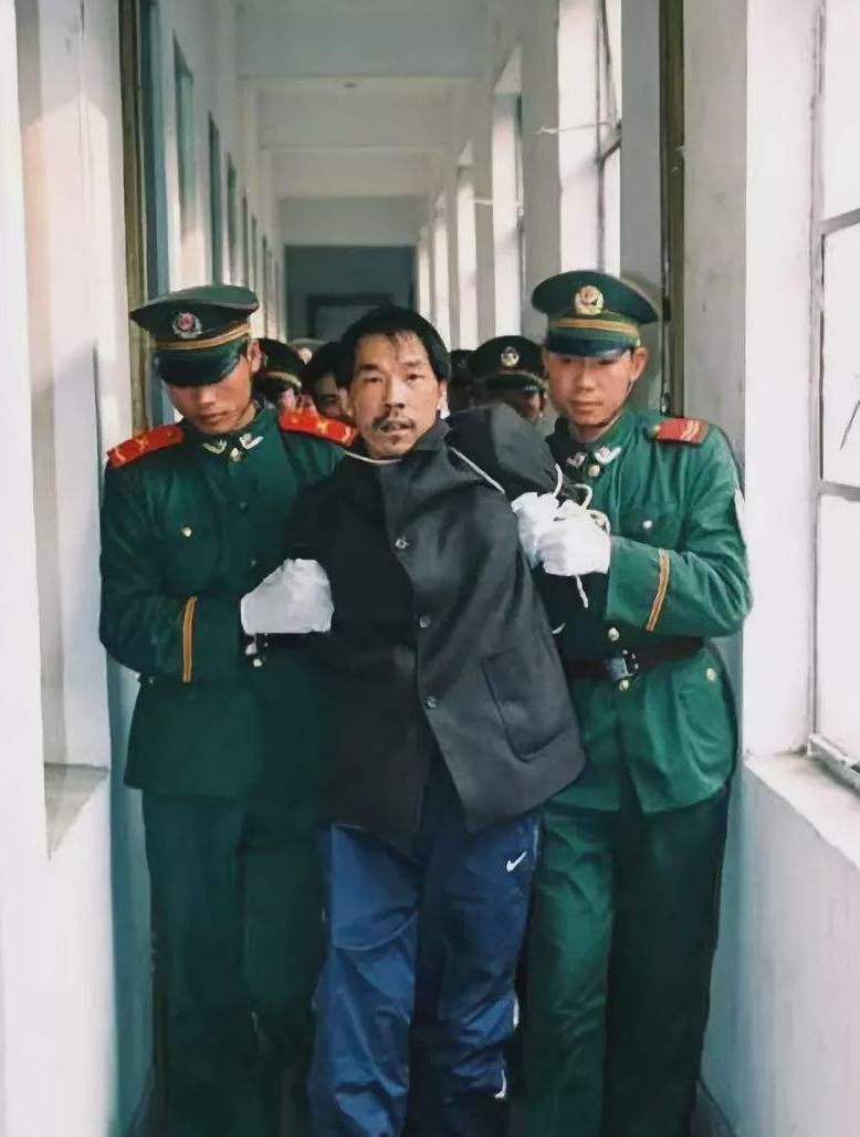 死刑犯执行死刑真实影像,犯人被民警押送刑场,亲自监督犯人行刑-度小