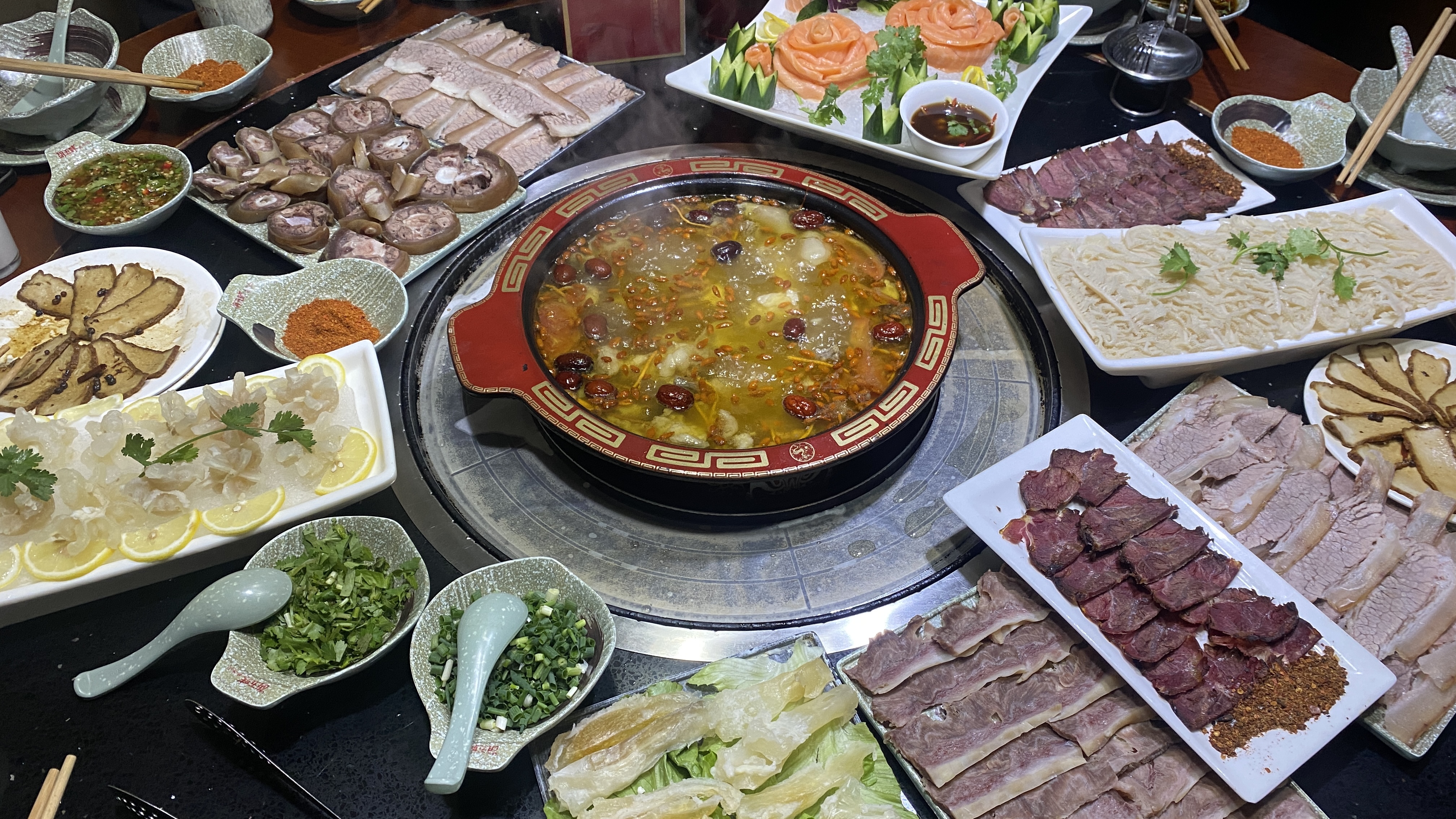 杰哥去吃牛肉火锅,食材非常新鲜,牛心涮起吃真是丝滑啊