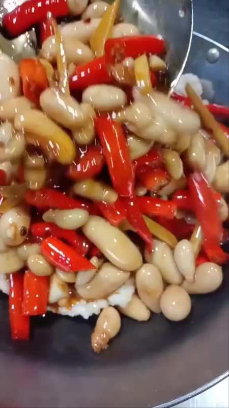 姜辣公鸡蛋选用50粒公鸡蛋,菜油入锅姜丝煸香,小米辣段-度小视