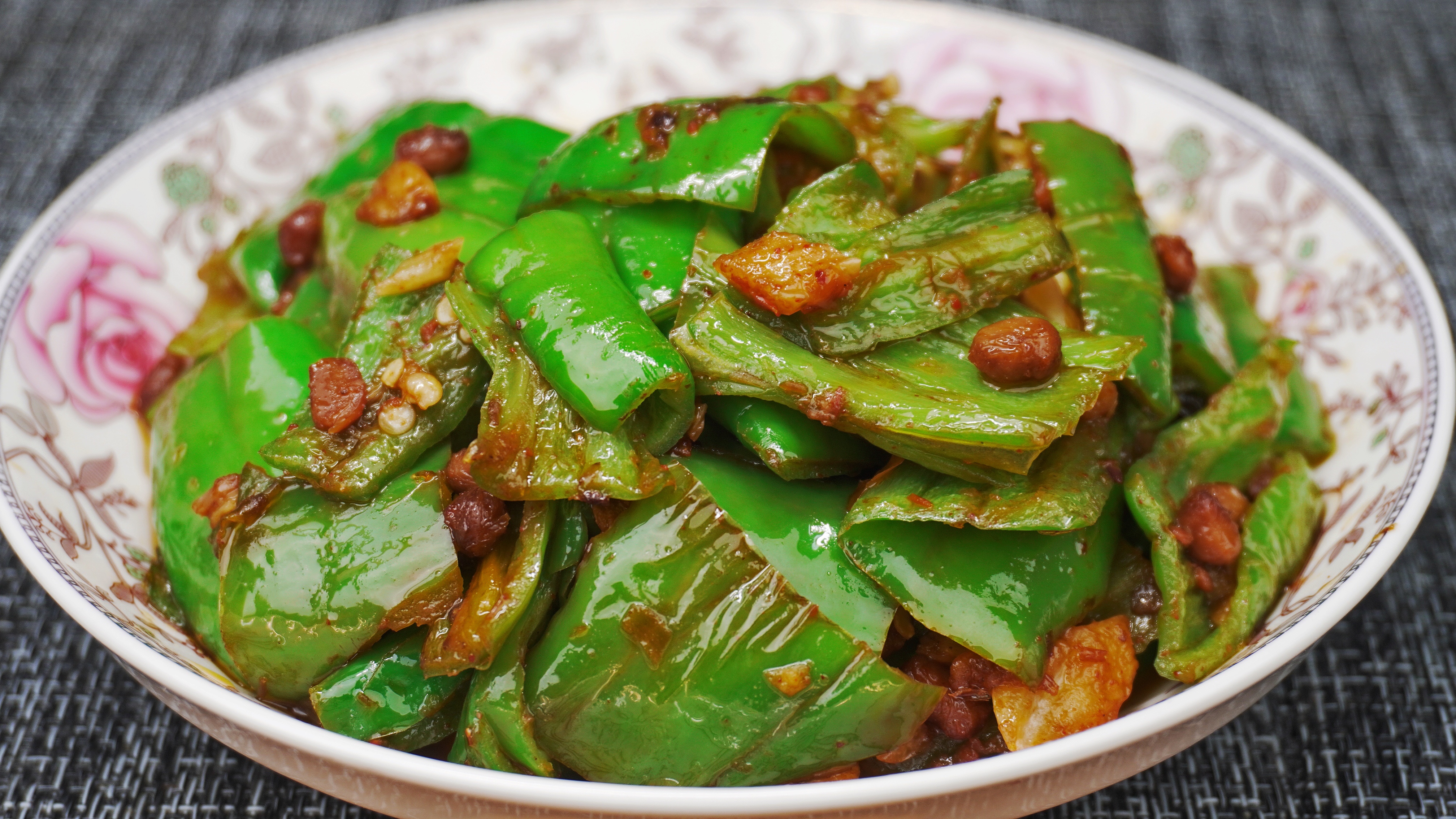 大厨教你(虎皮青椒)的正确做法,香辣开胃,好吃不油腻,超过瘾