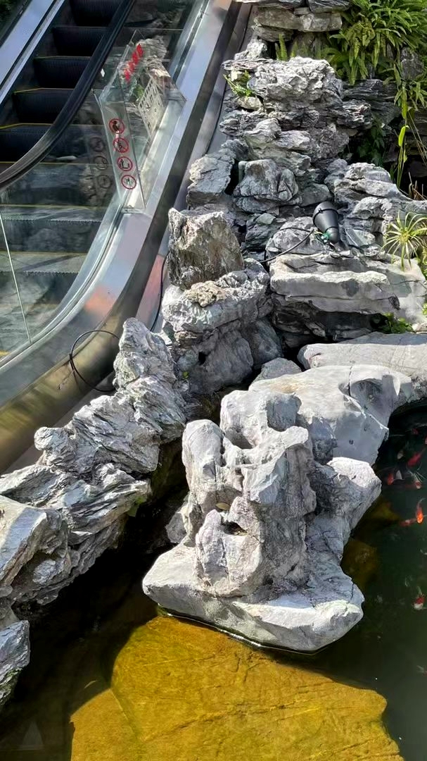 朋友家院子的太湖石鱼池叠水